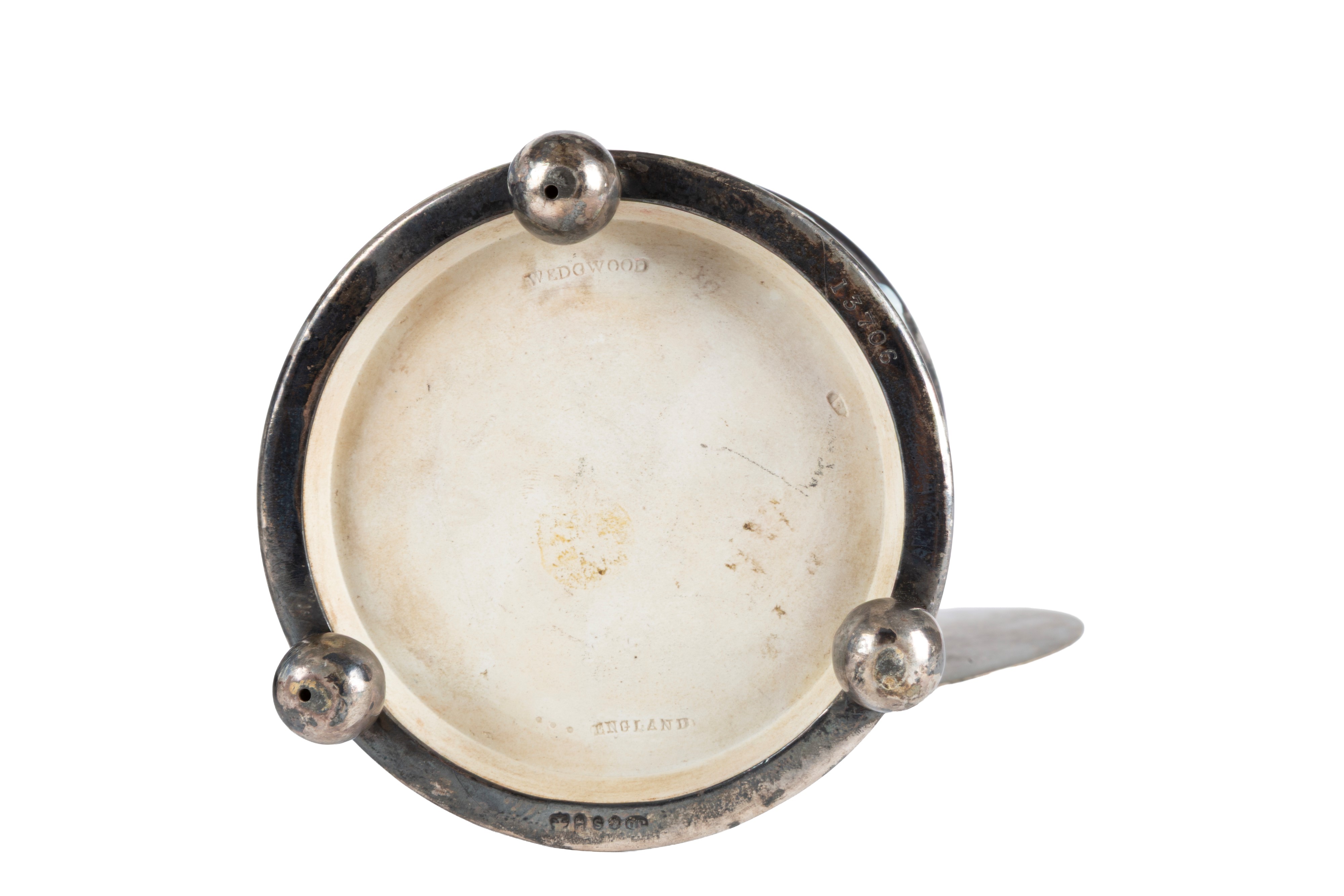 WEDGWOOD, Due scatole cilindriche e un cachepot in biscuit bianco e blu cobalto con elementi in S...