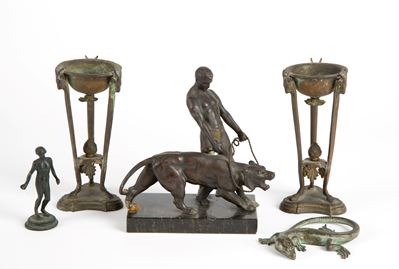 Gruppo scultoreo in antimonio e bronzo, con incensieri e scultura di dominatore di leone su base ...