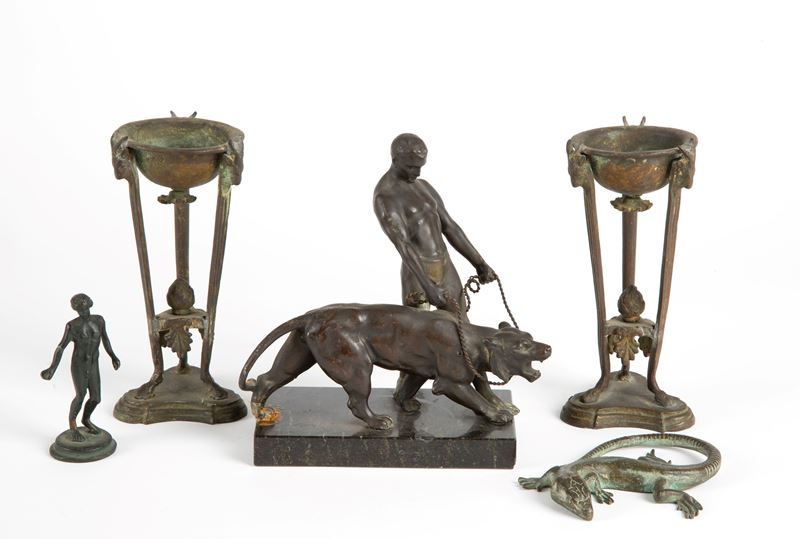 Gruppo scultoreo in antimonio e bronzo, composizione con incensieri e scultura di dominatore di l...