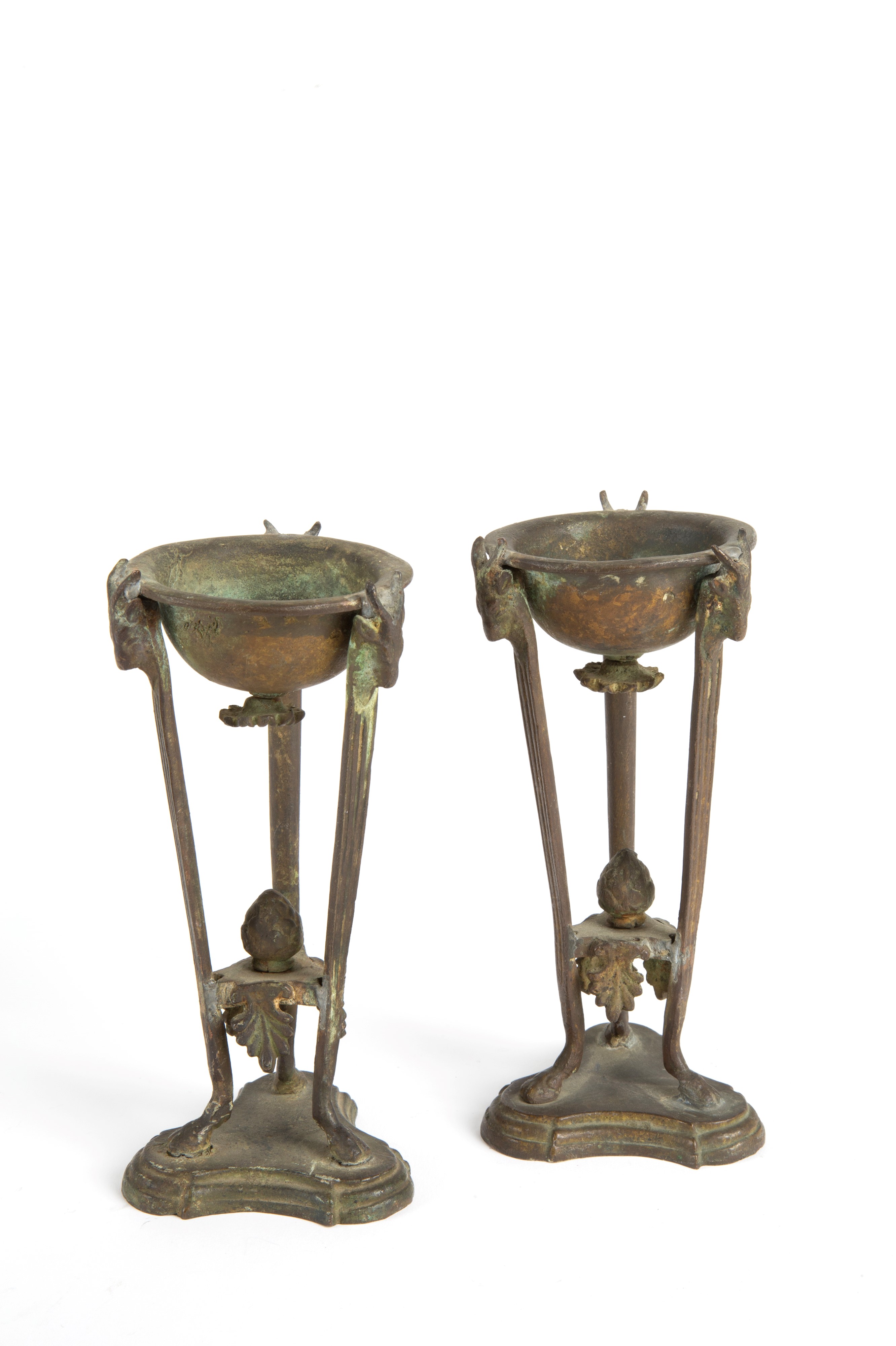 Gruppo scultoreo in antimonio e bronzo, composizione con incensieri e scultura di dominatore di l...