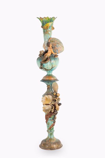 Vaso in terracotta dipinta con tritone, conchiglie e colonna decorata con polipo, circa 182 cm