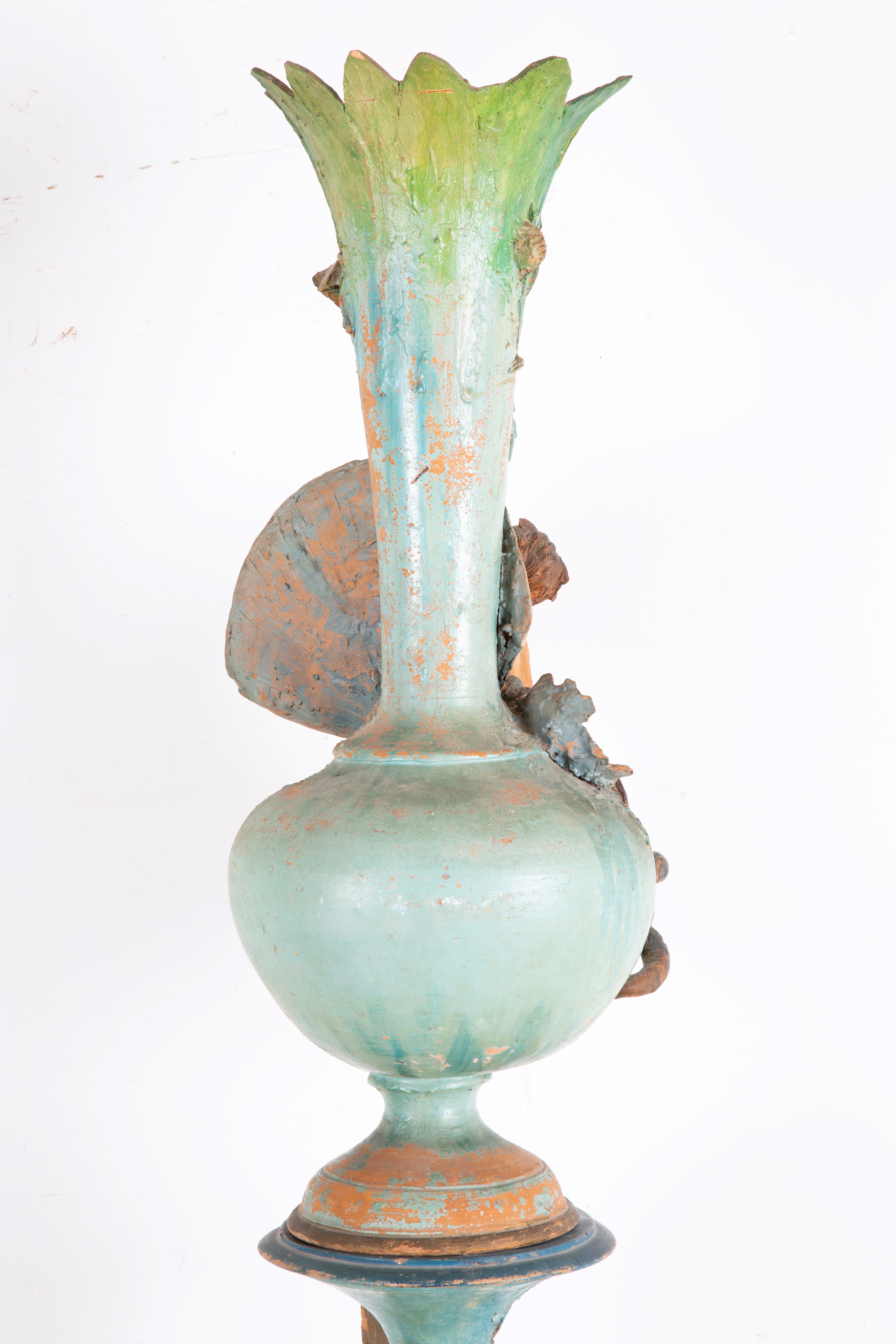Vaso in terracotta dipinta con tritone, conchiglie e colonna decorata con polipo, circa 182 cm