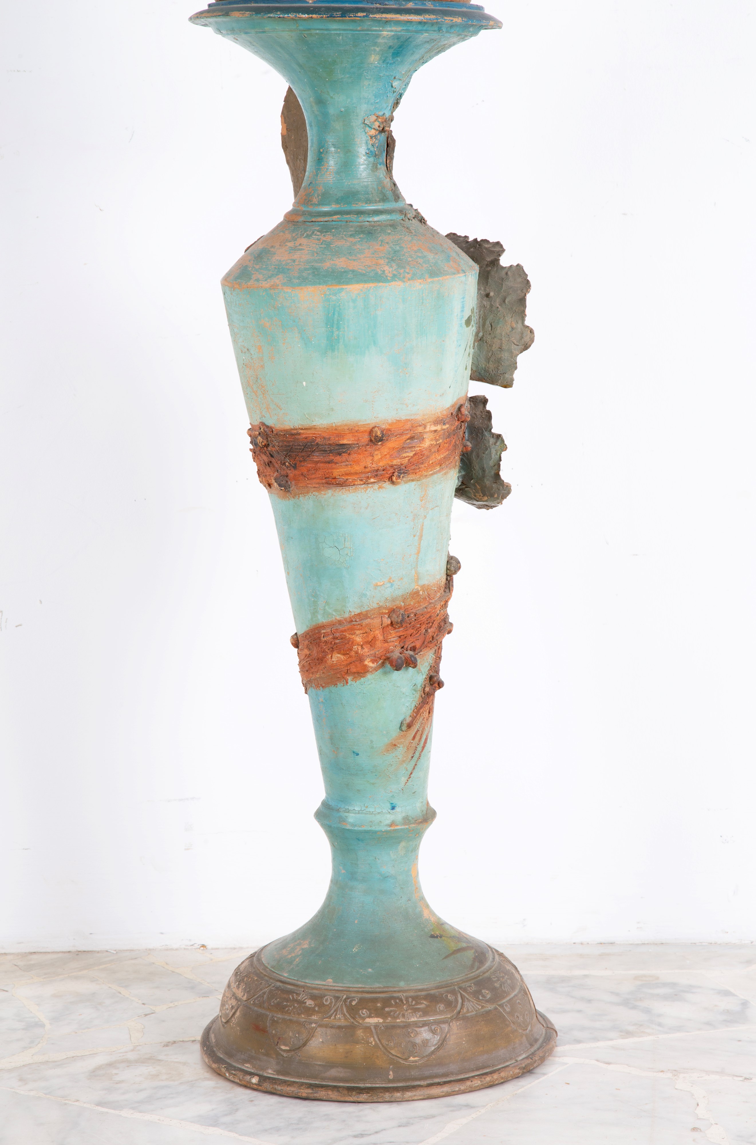 Vaso in terracotta dipinta con tritone, conchiglie e colonna decorata con polipo, circa 182 cm