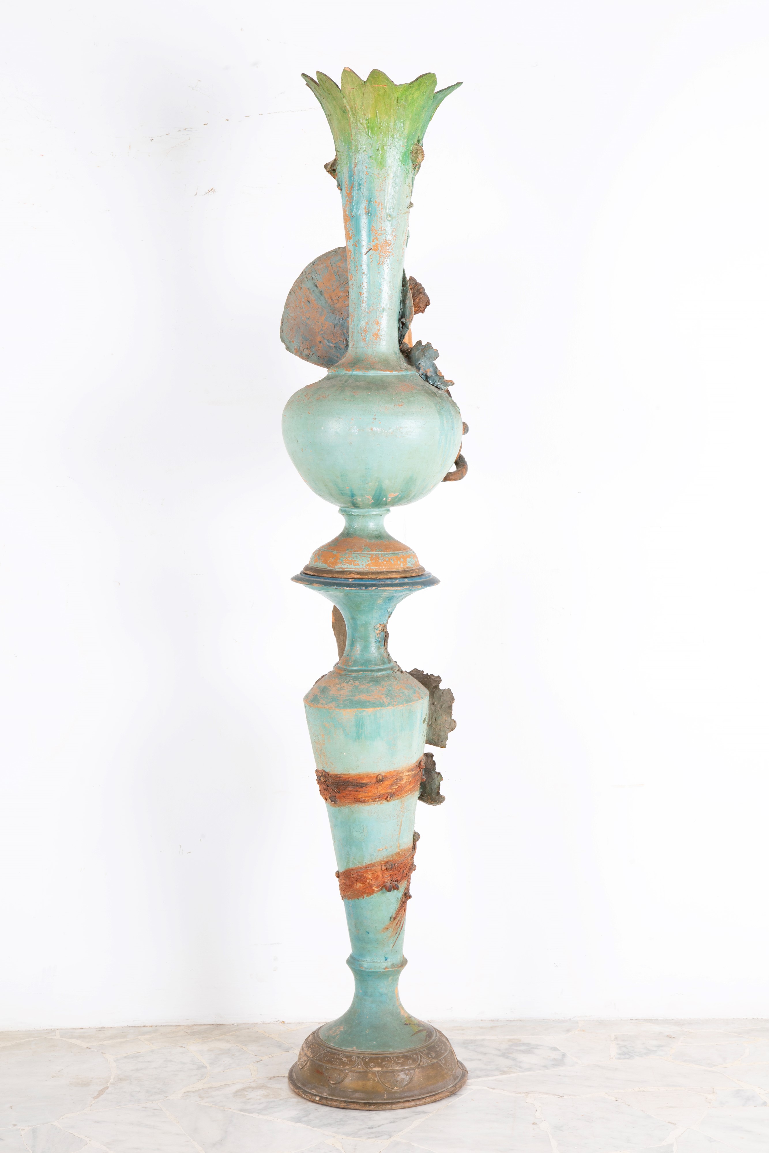 Vaso in terracotta dipinta con tritone, conchiglie e colonna decorata con polipo, circa 182 cm