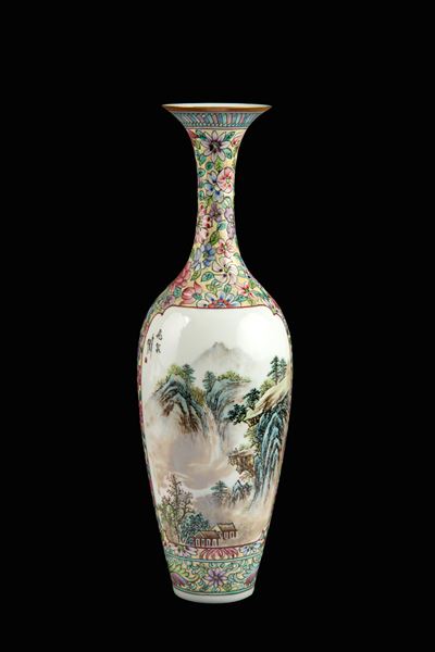 Vaso in porcellana decorato a motivi paesaggistici e scritte, marcato sul fondo, inizio XX secolo
