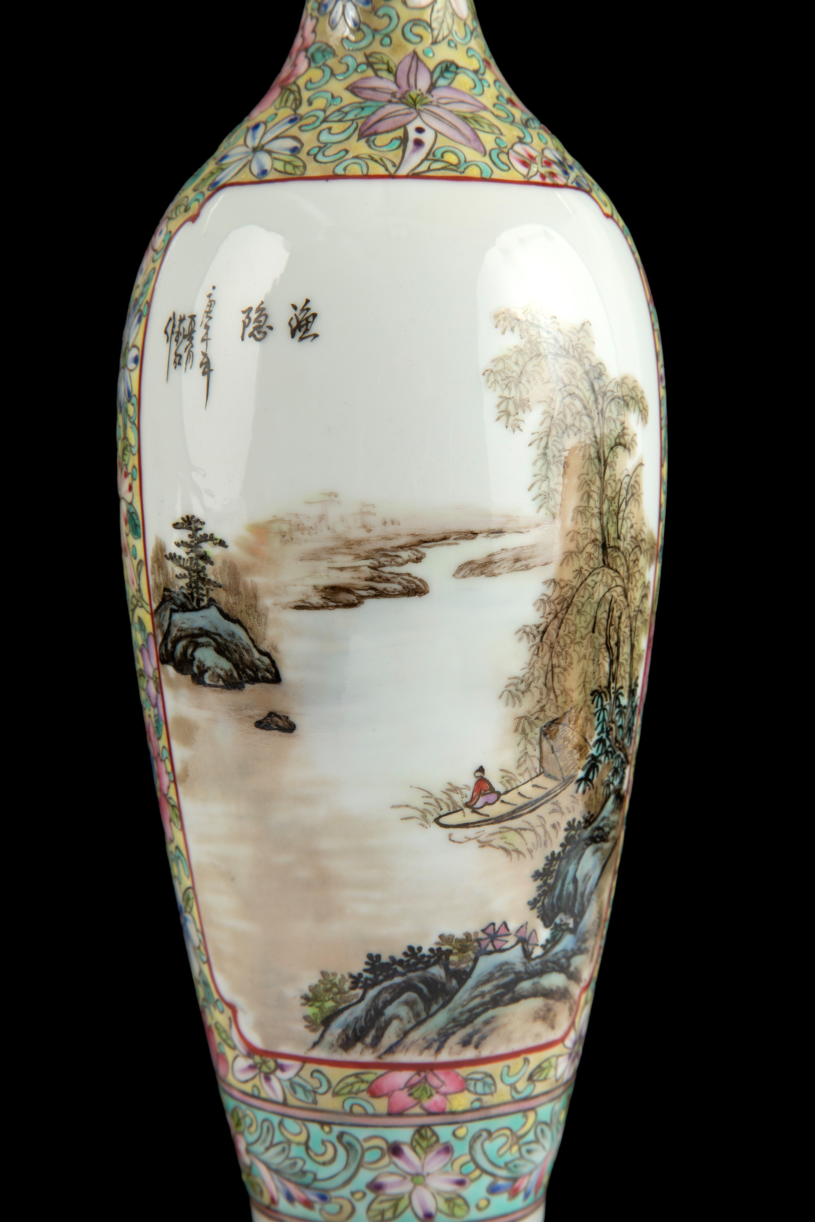 Vaso in porcellana decorato con motivi paesaggistici e scritte, Cina, inizio XX secolo