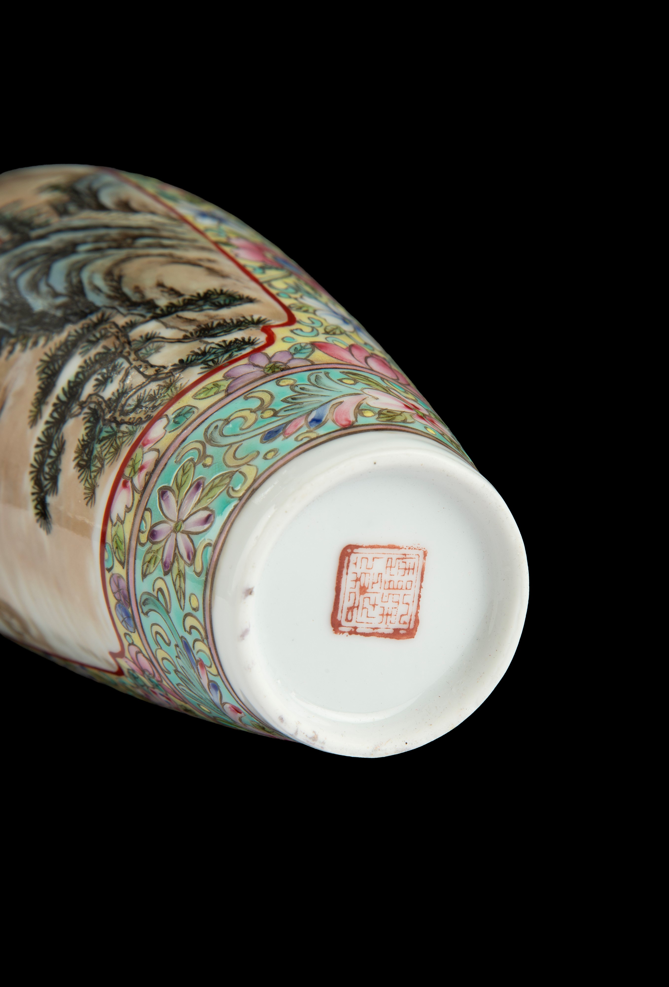 Vaso in porcellana decorato con motivi paesaggistici e scritte, Cina, inizio XX secolo