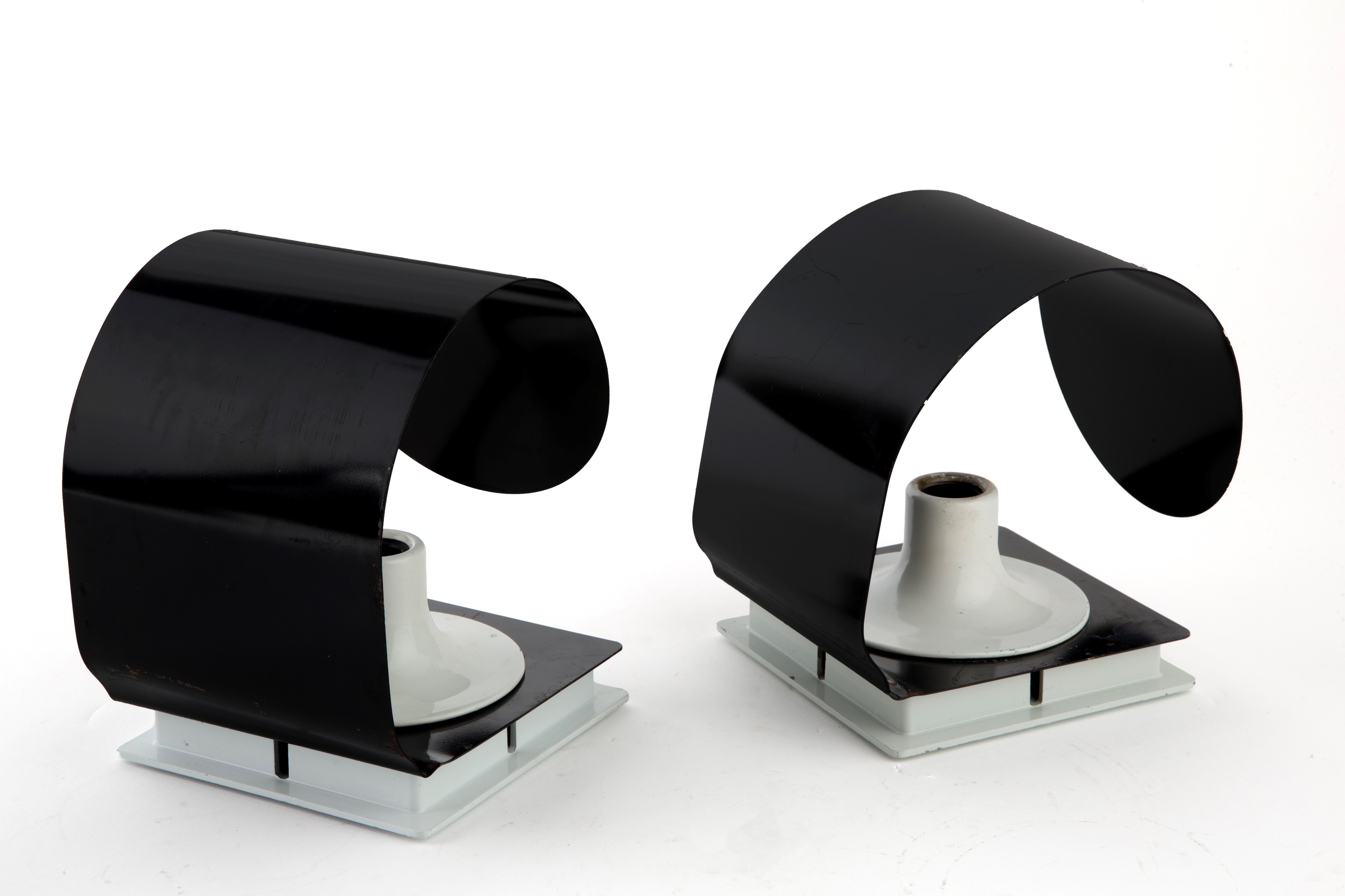 Coppia di applique nere in metallo laccato, stile Space Age, anni ’70