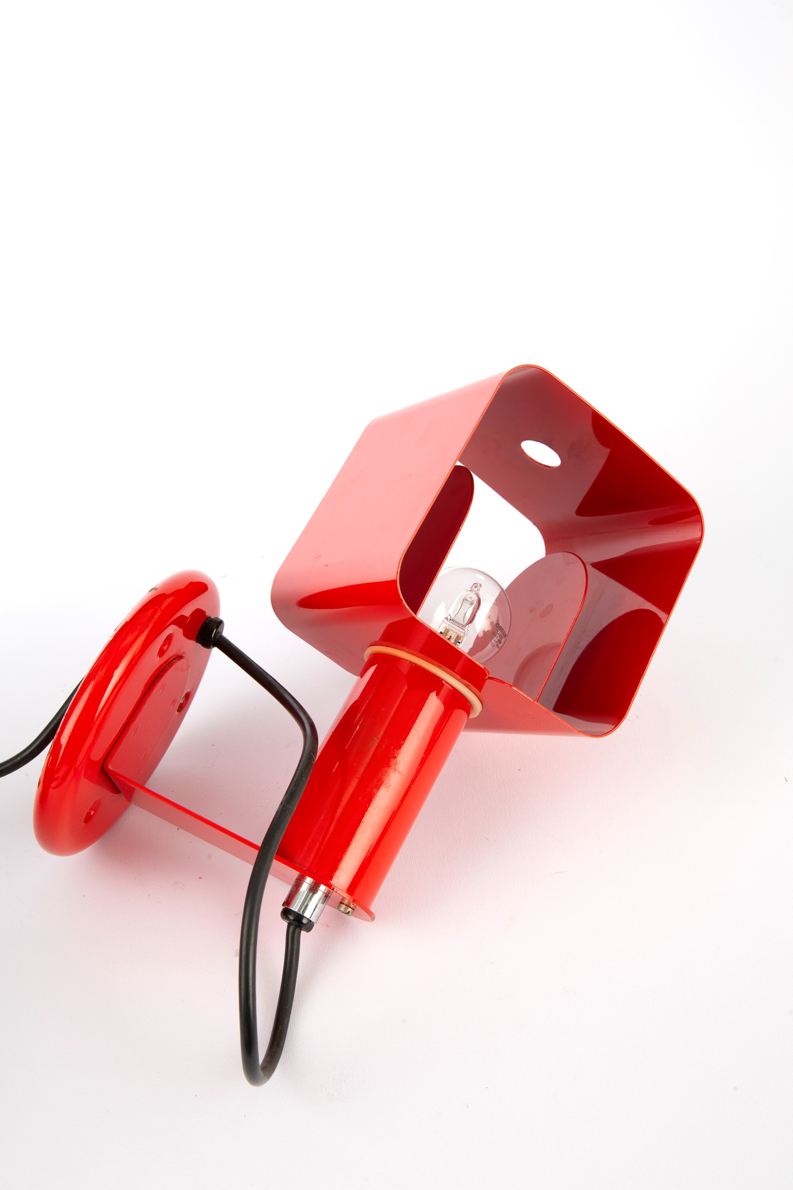 Coppia di applique, metallo laccato rosso (anni ’70 circa)