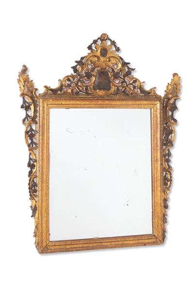 Specchiera in legno intagliato, laccato e dorato, inizio XVIII secolo
