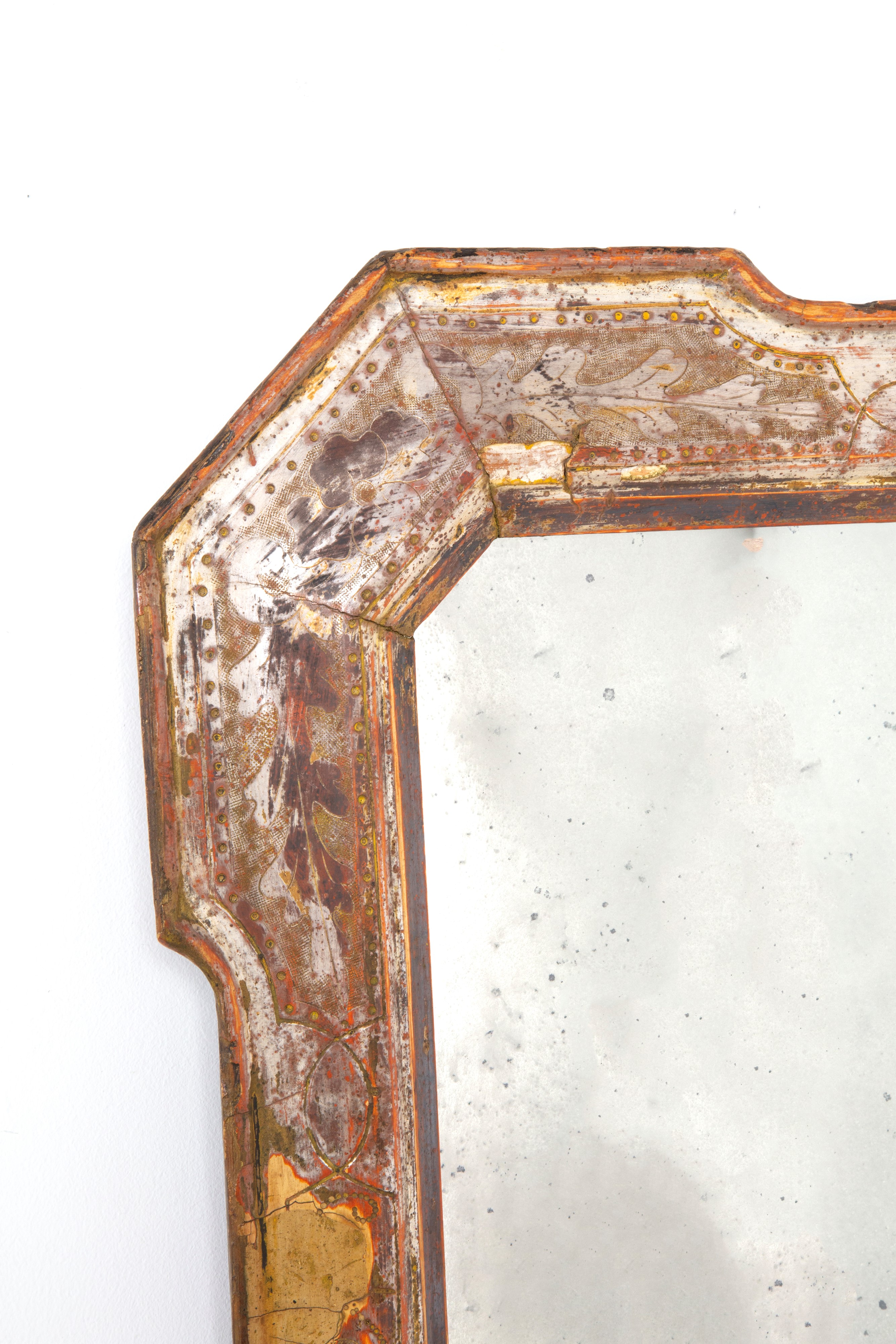 Cornice a vassoio con specchio, legno argentato, XIX secolo