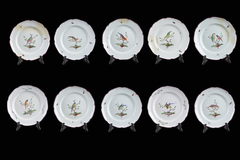 Set di dieci piatti in ceramica dipinta con volatili, Francia, XVIII secolo
