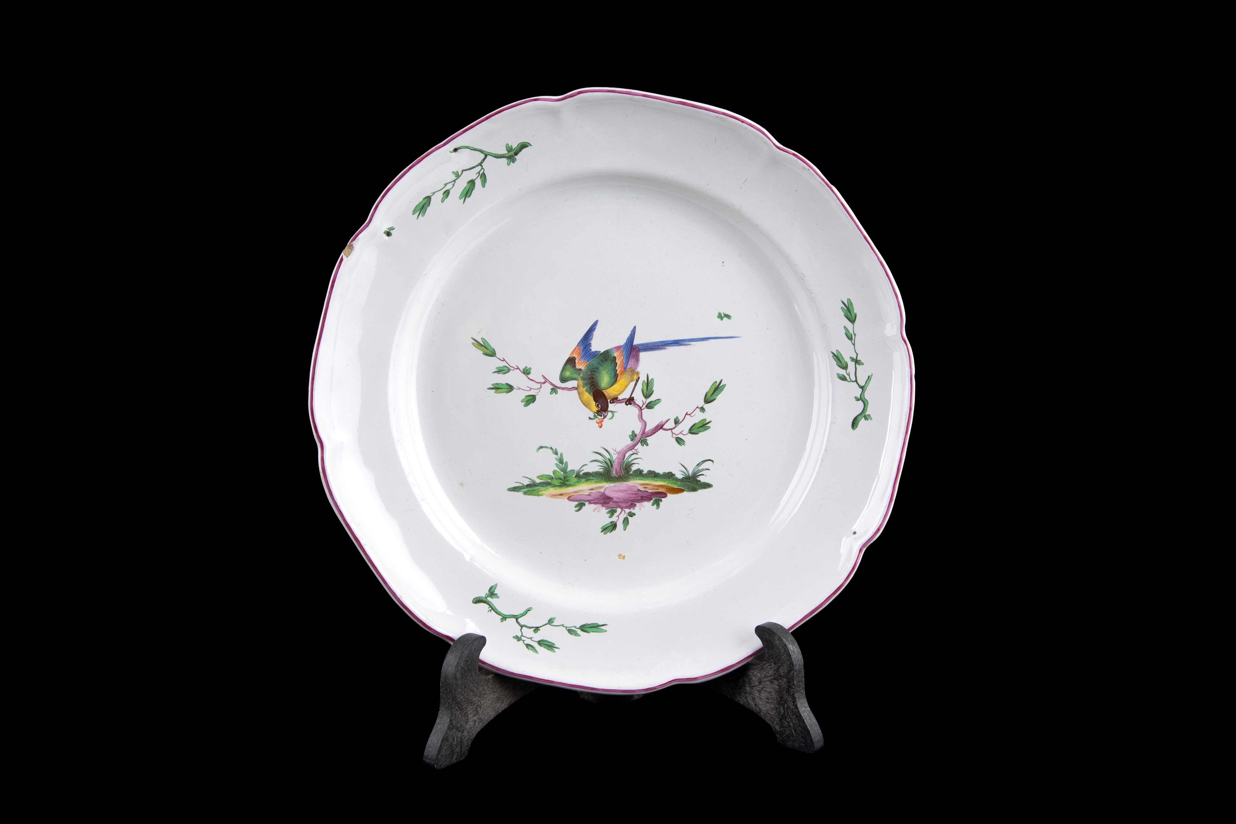Set di dieci piatti in ceramica dipinta con volatili, Francia, XVIII secolo