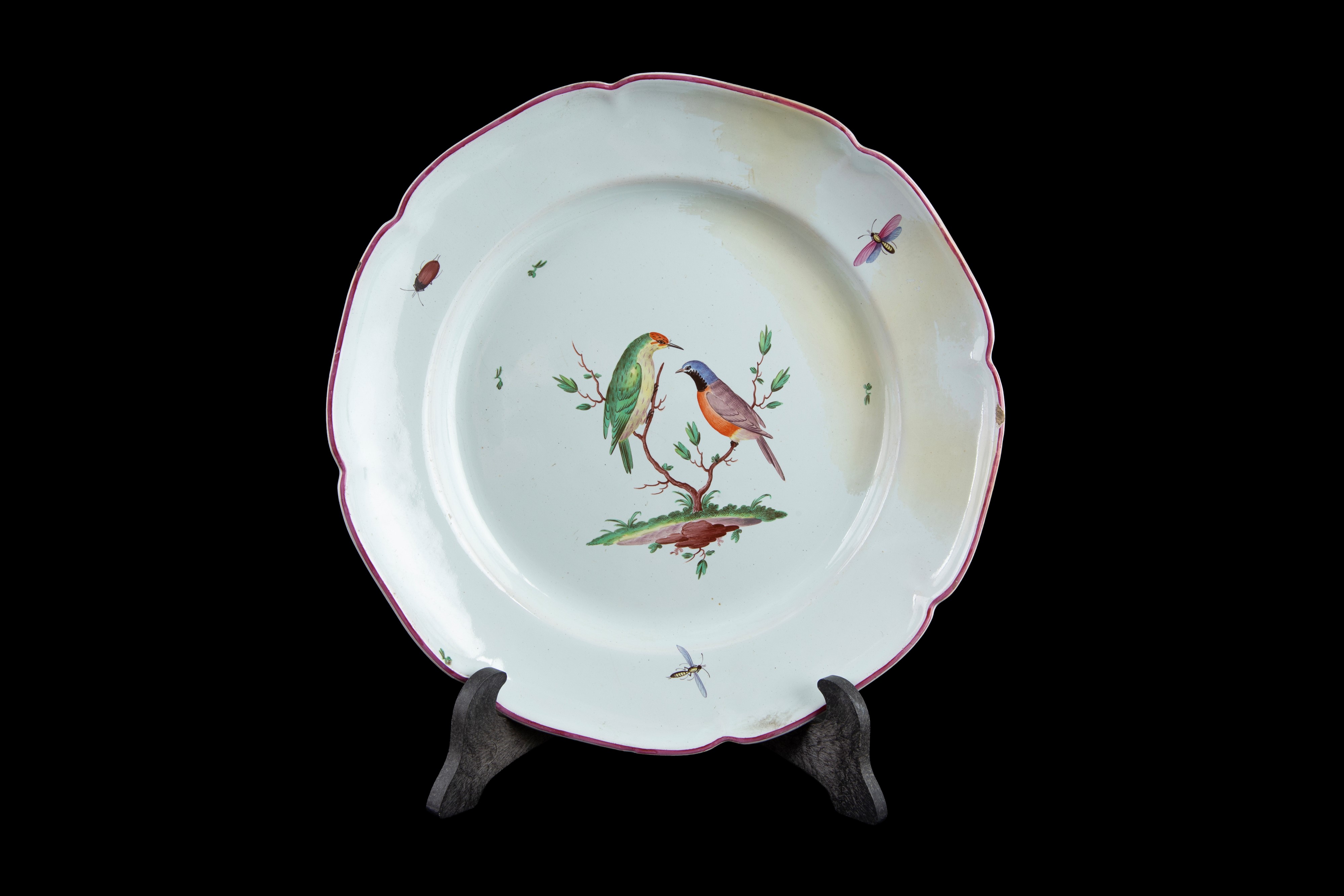 Set di dieci piatti in ceramica dipinta con volatili, Francia, XVIII secolo