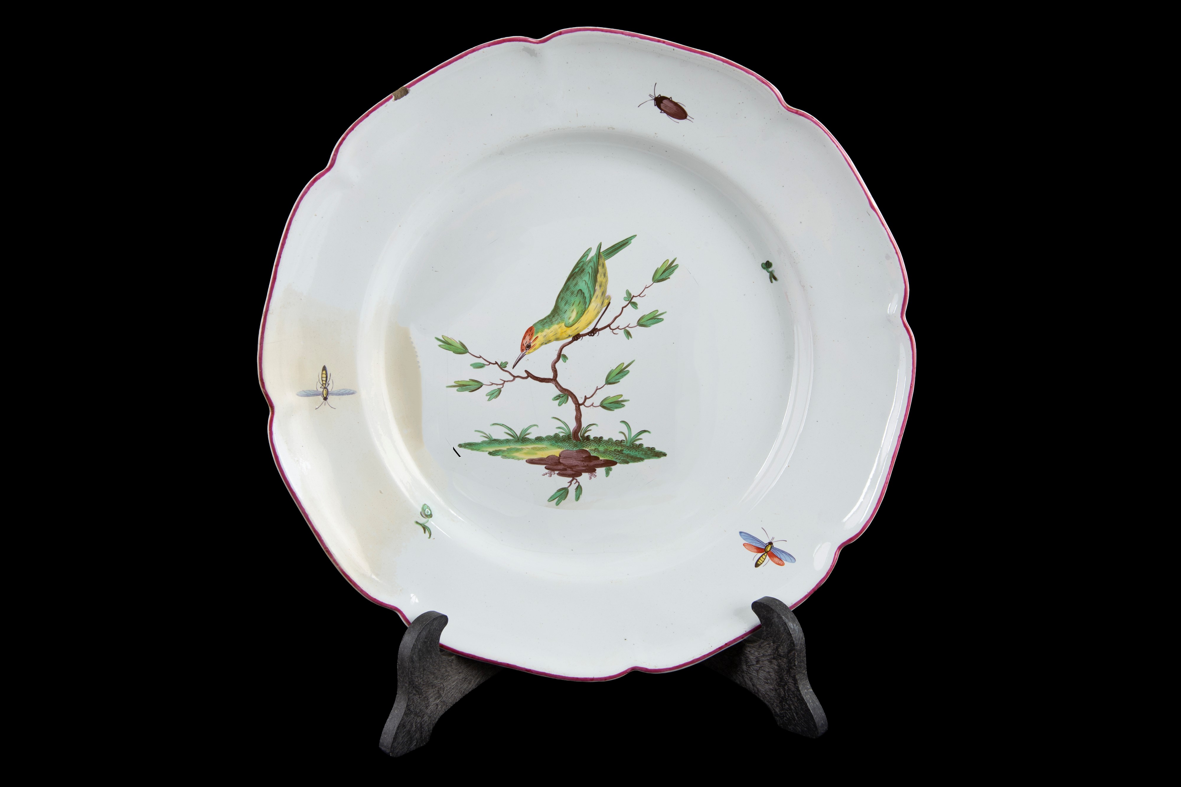 Set di dieci piatti in ceramica dipinta con volatili, Francia, XVIII secolo