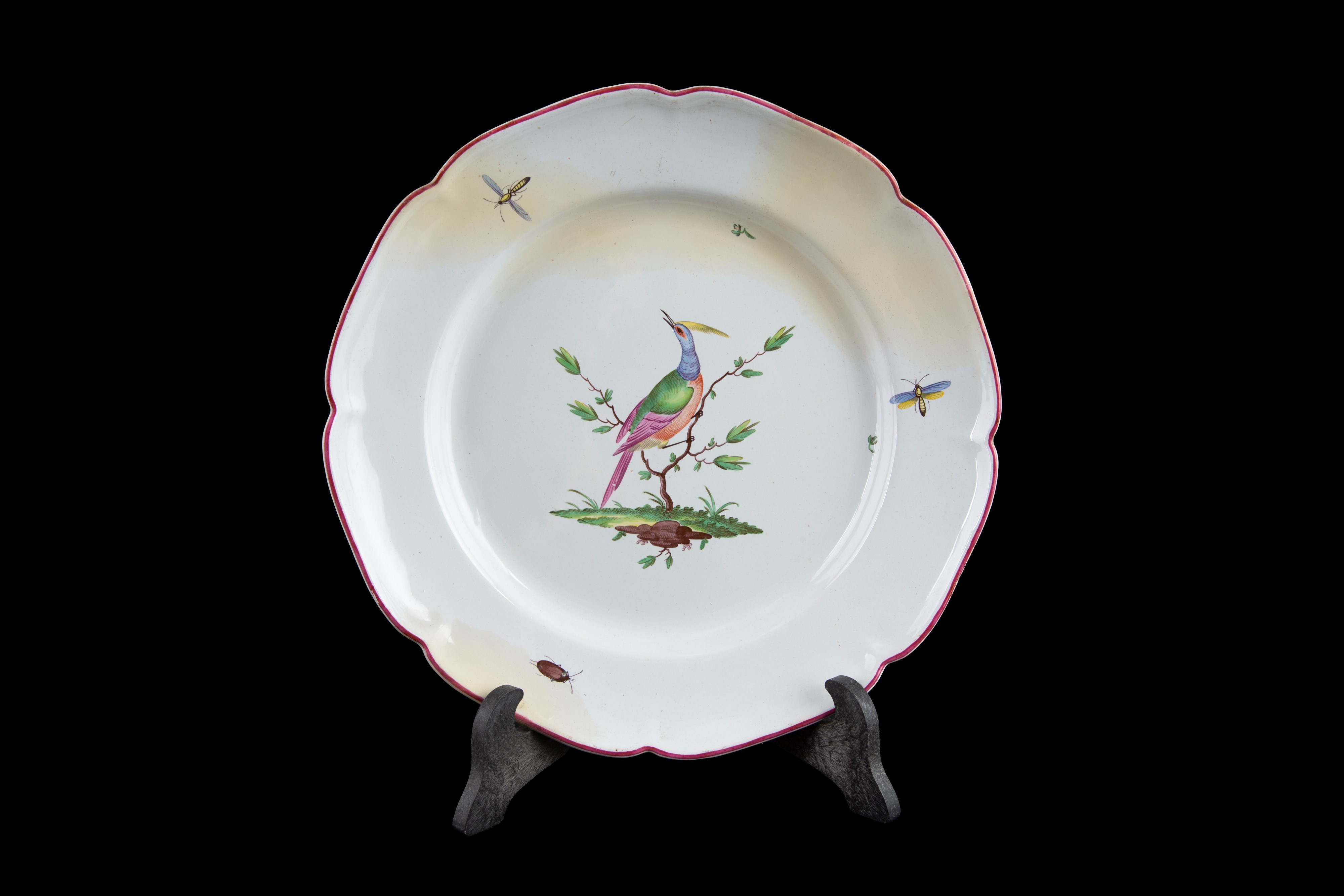 Set di dieci piatti in ceramica dipinta con volatili, Francia, XVIII secolo