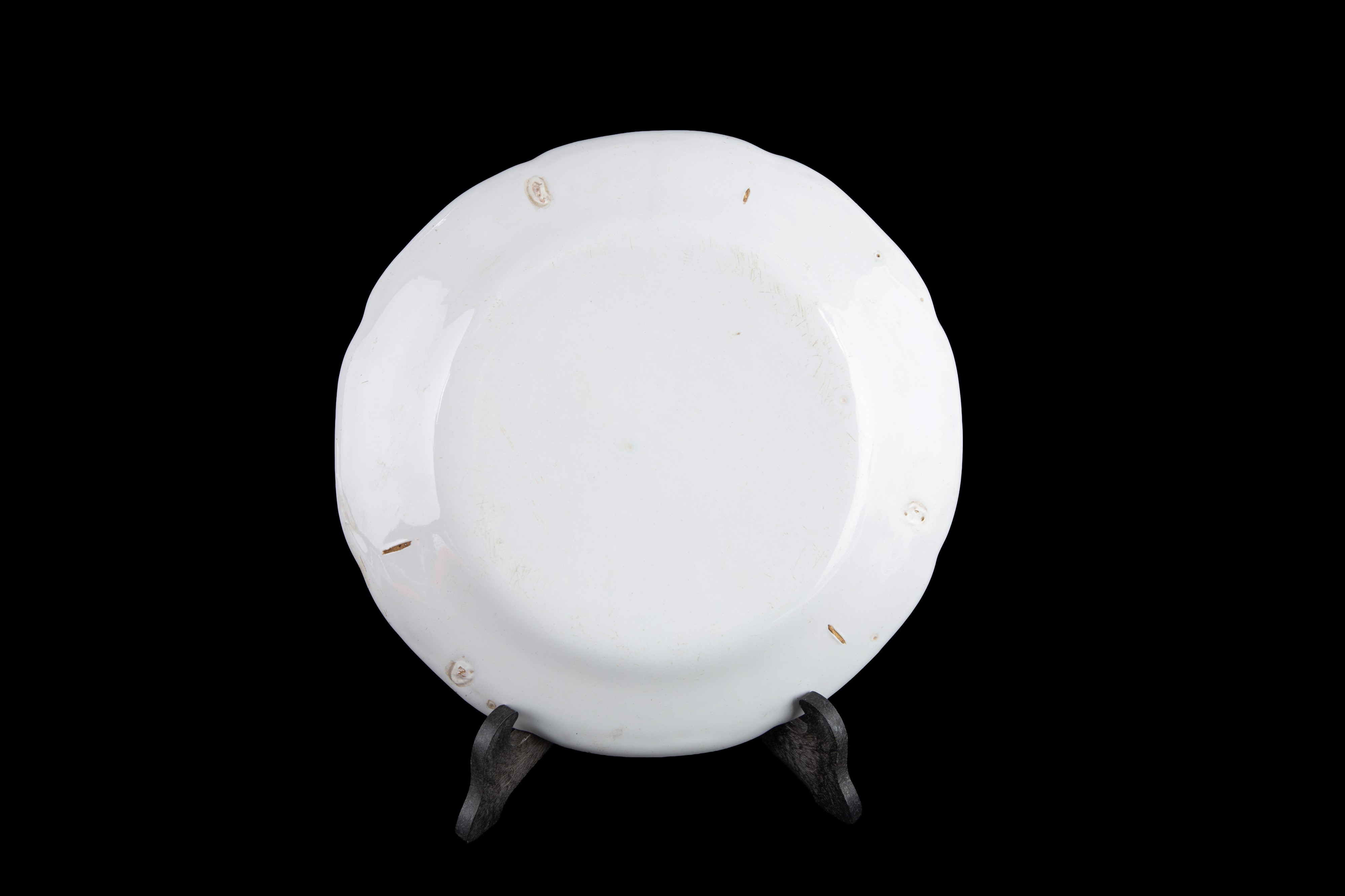 Set di dieci piatti in ceramica dipinta con volatili, Francia, XVIII secolo
