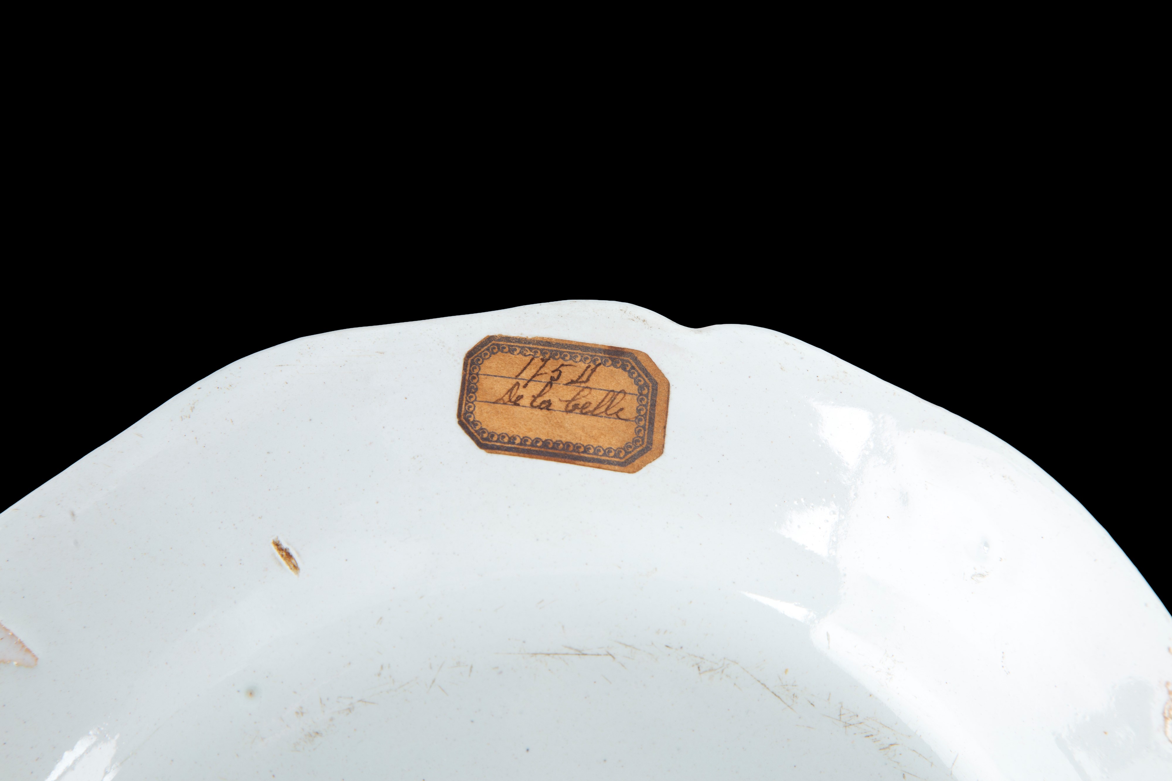 Set di dieci piatti in ceramica dipinta con volatili, Francia, XVIII secolo