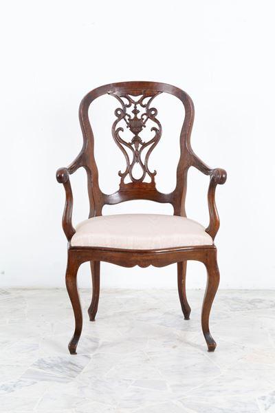 Poltrona, legno di noce intagliato e traforato (XVIII secolo), gambe sagomate