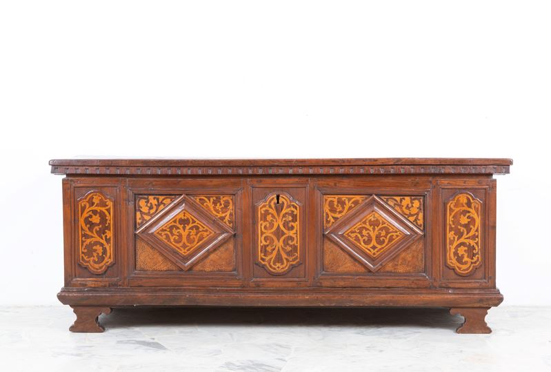 Cassapanca in legno di noce intarsiato in legni chiari