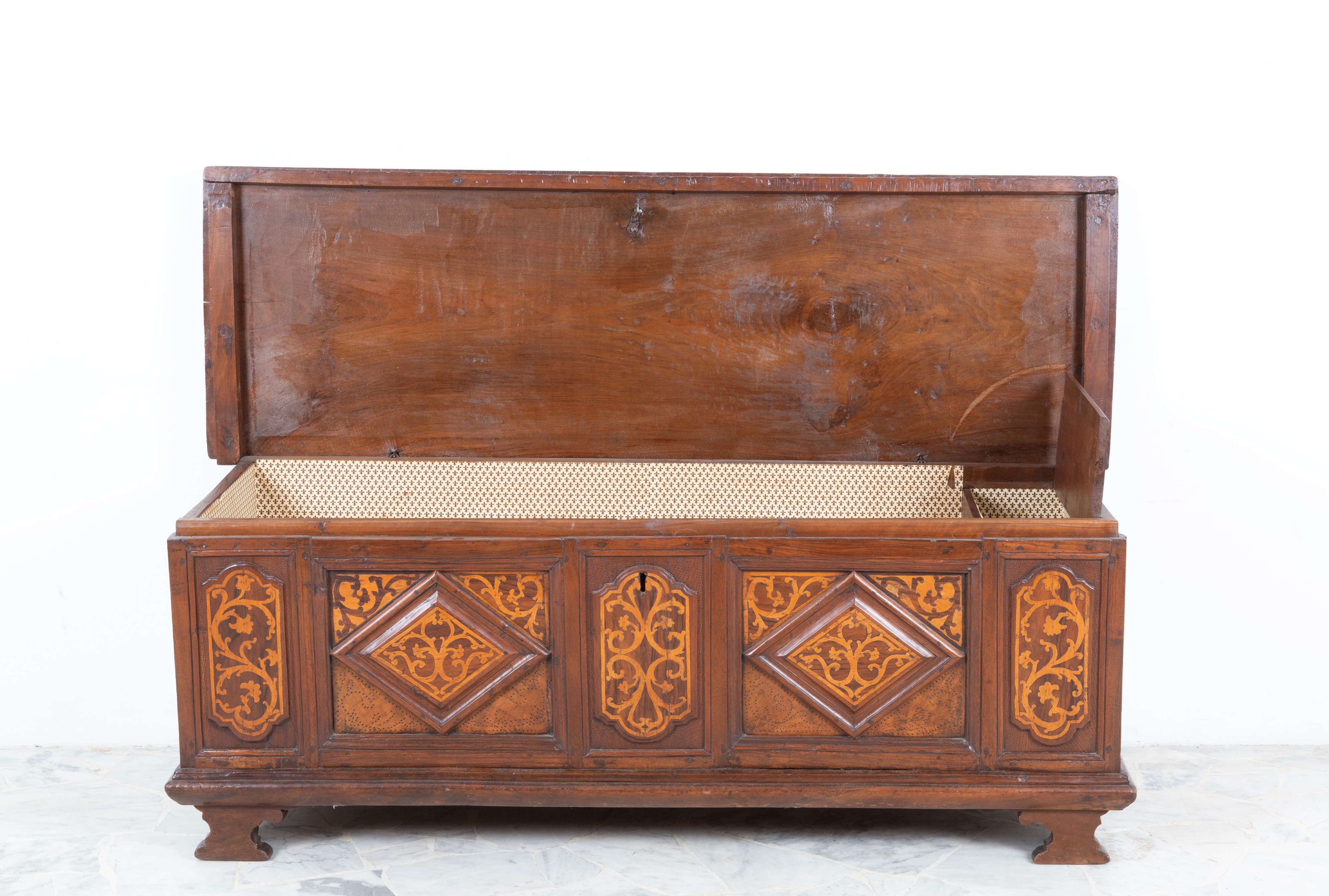 Cassapanca in legno di noce intarsiato in legni chiari