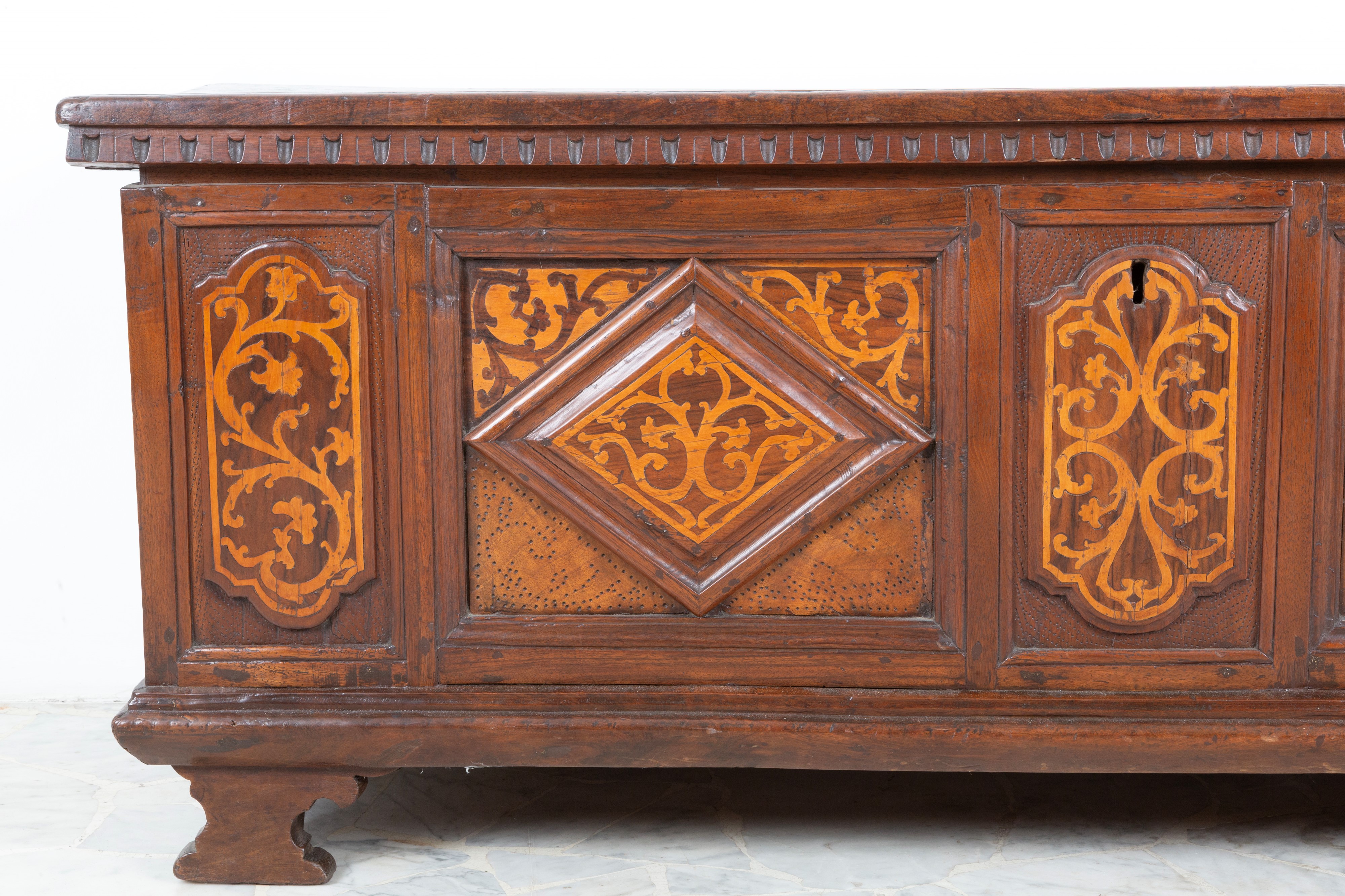 Cassapanca in legno di noce intarsiato in legni chiari