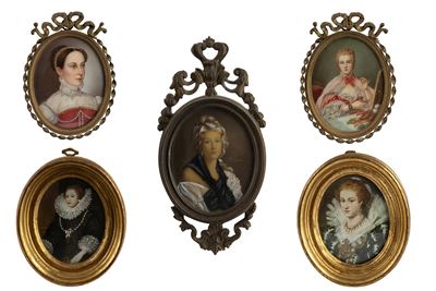 Cinque piccoli dipinti, Ritratti di donne, olio su materiali vari (fine XIX–inizi XX secolo)