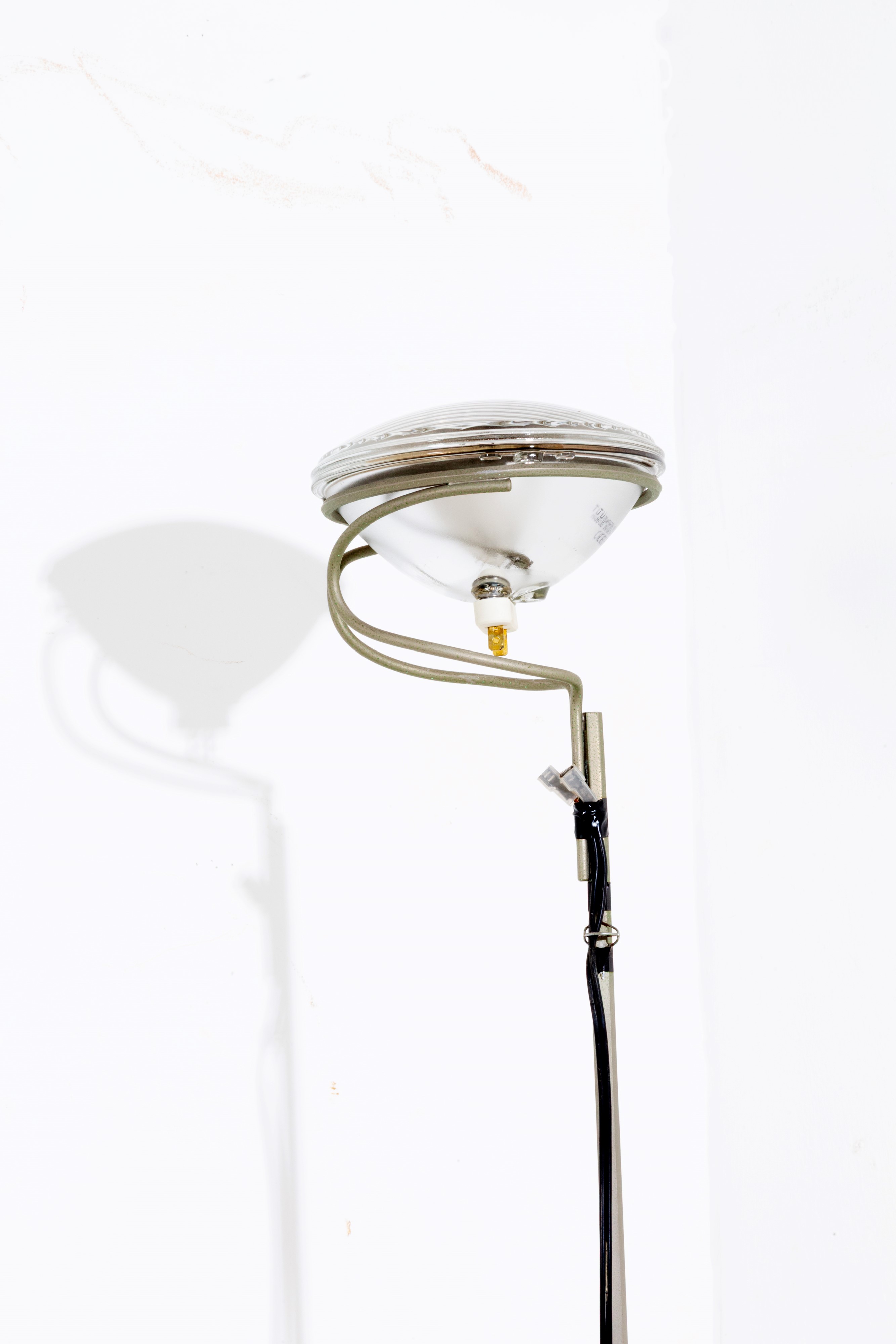 Achille Castiglioni, Pier Giacomo Castiglioni - Lampada da terra allungabile modello Toio per FLO...