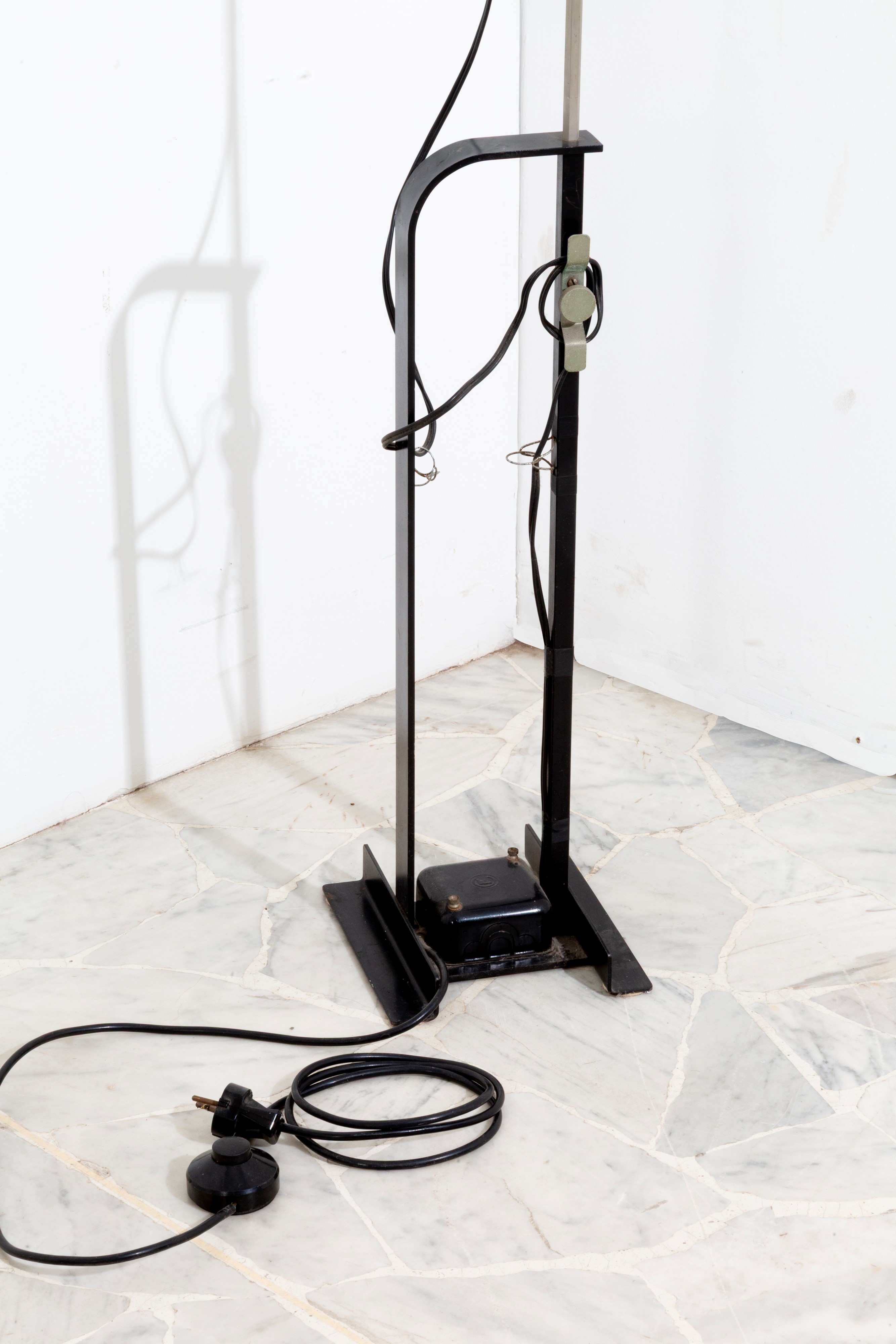 Achille Castiglioni, Pier Giacomo Castiglioni - Lampada da terra allungabile modello Toio per FLO...