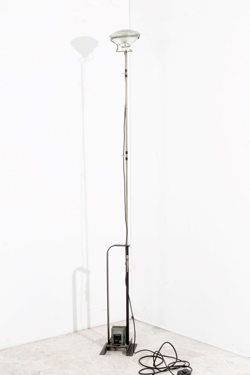Achille Castiglioni, Pier Giacomo Castiglioni - Lampada da terra allungabile mod. Toio, ferro dip...