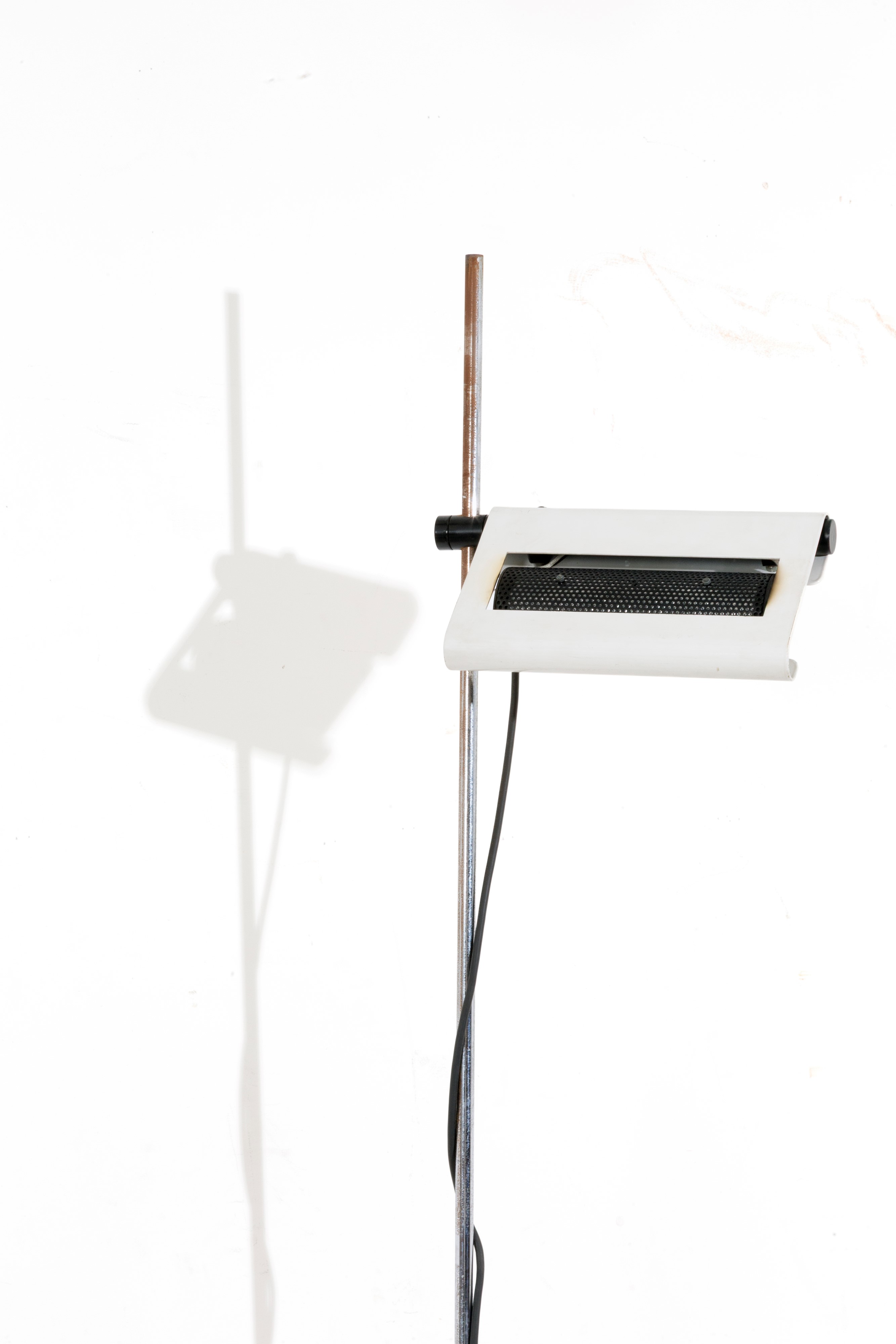 Lampada da terra, metallo cromato e verniciato bianco, anni ’80