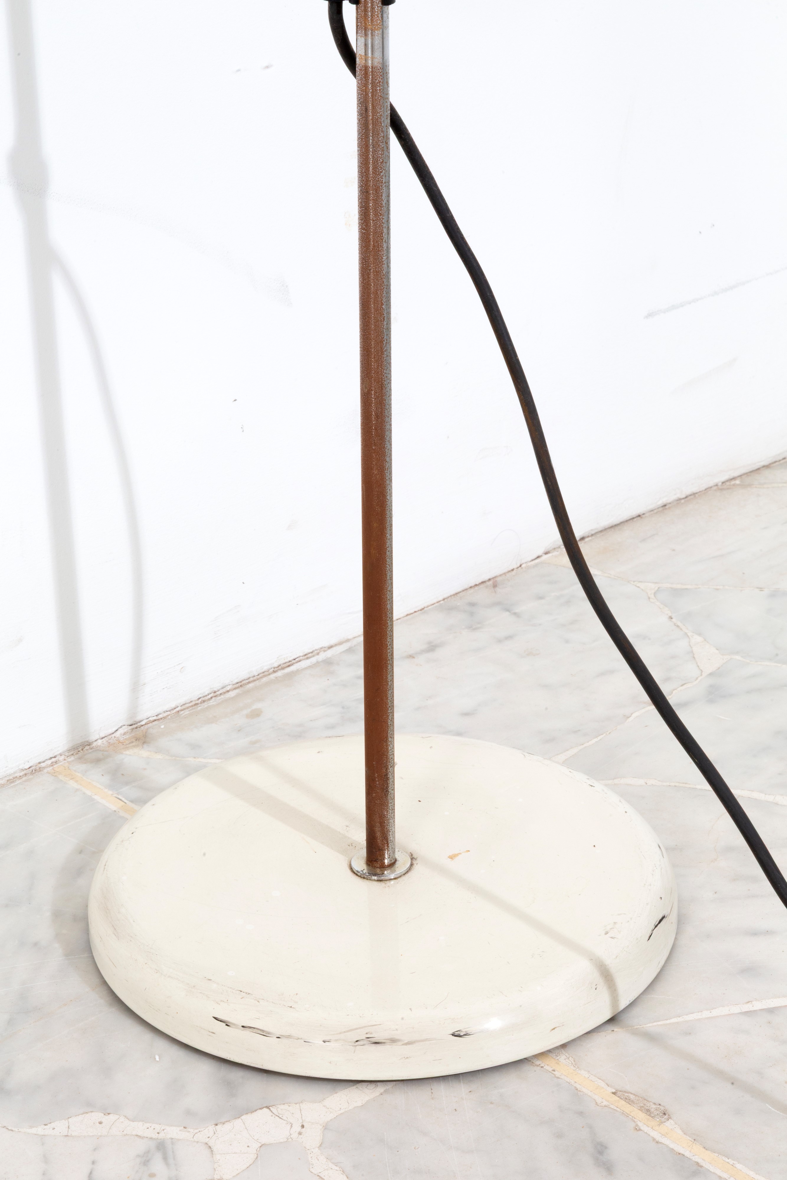 Lampada da terra, metallo cromato e verniciato bianco, anni ’80