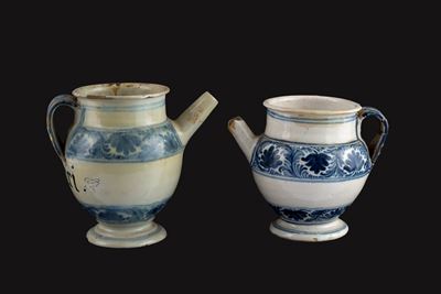 Versatoi in maiolica dipinta (Savona, XVII secolo), coppia