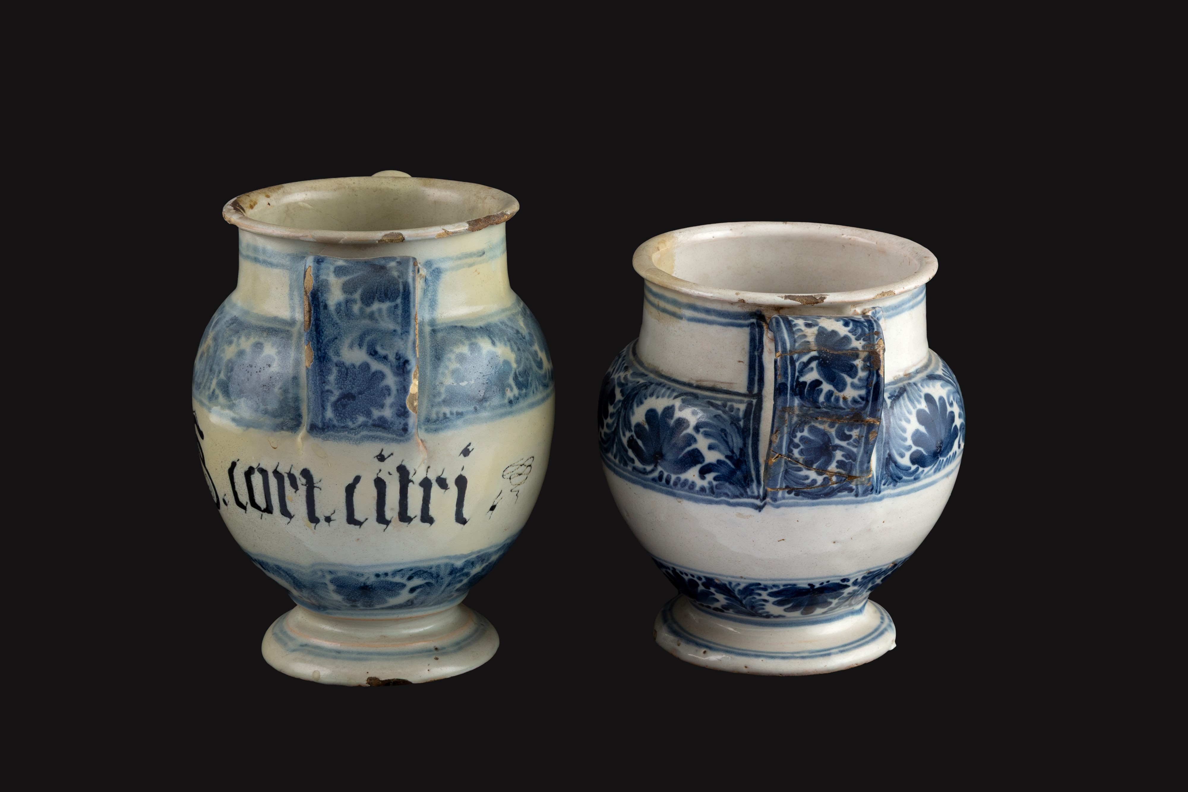 Versatoi in maiolica dipinta (Savona, XVII secolo), coppia