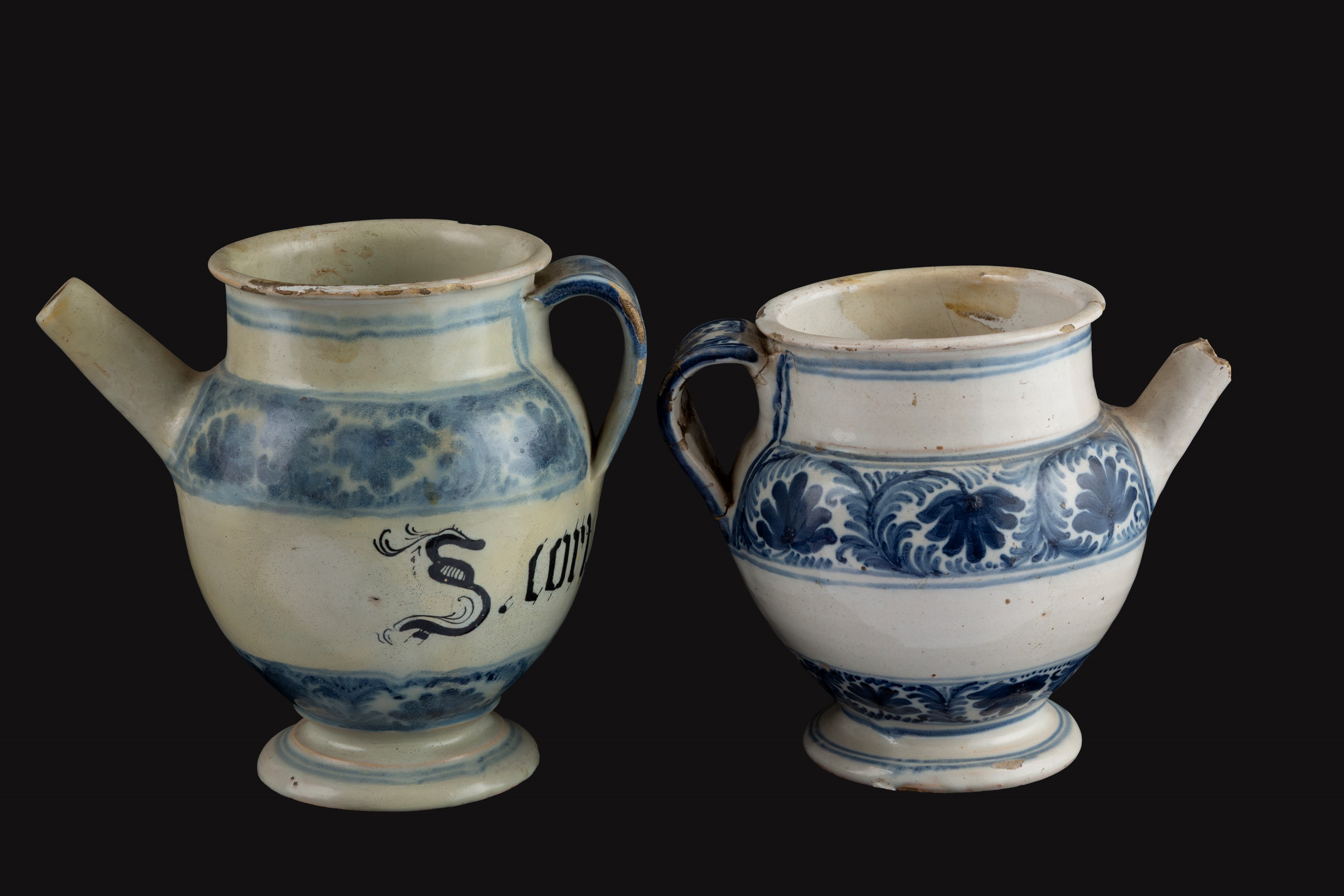 Versatoi in maiolica dipinta (Savona, XVII secolo), coppia