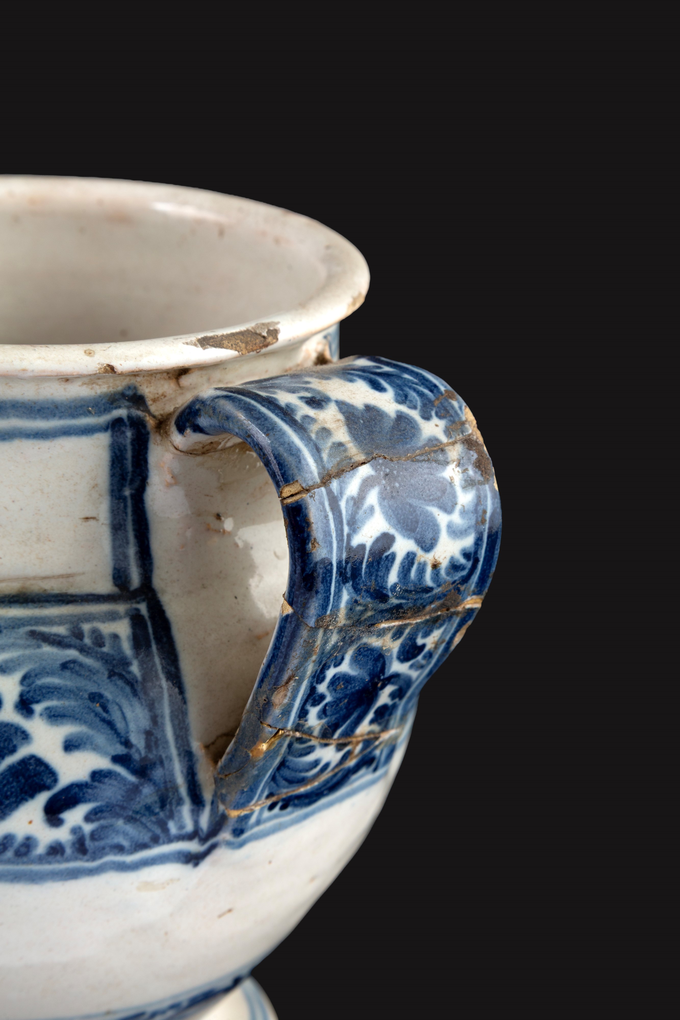 Versatoi in maiolica dipinta (Savona, XVII secolo), coppia