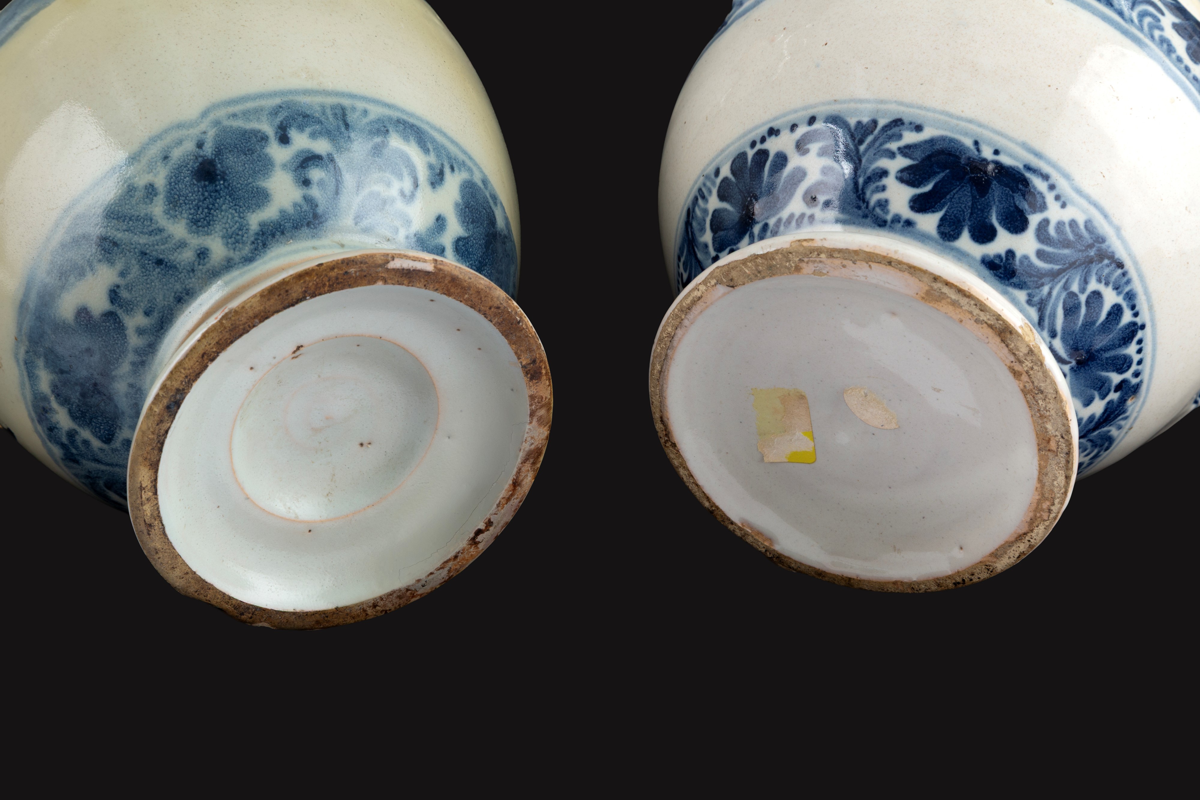 Versatoi in maiolica dipinta (Savona, XVII secolo), coppia
