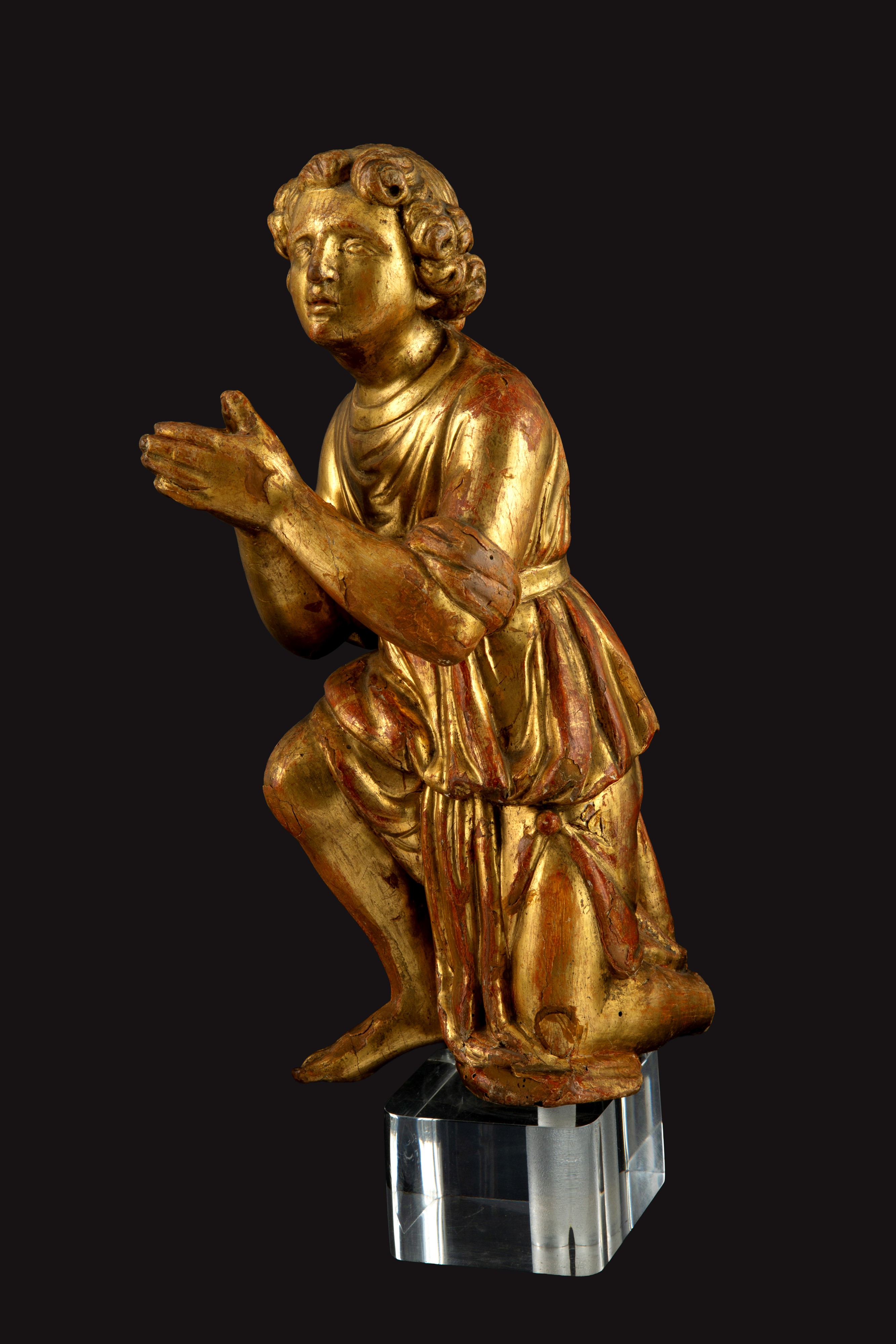 Due sculture in legno dorato, Angeli genuflessi, fine XVII secolo