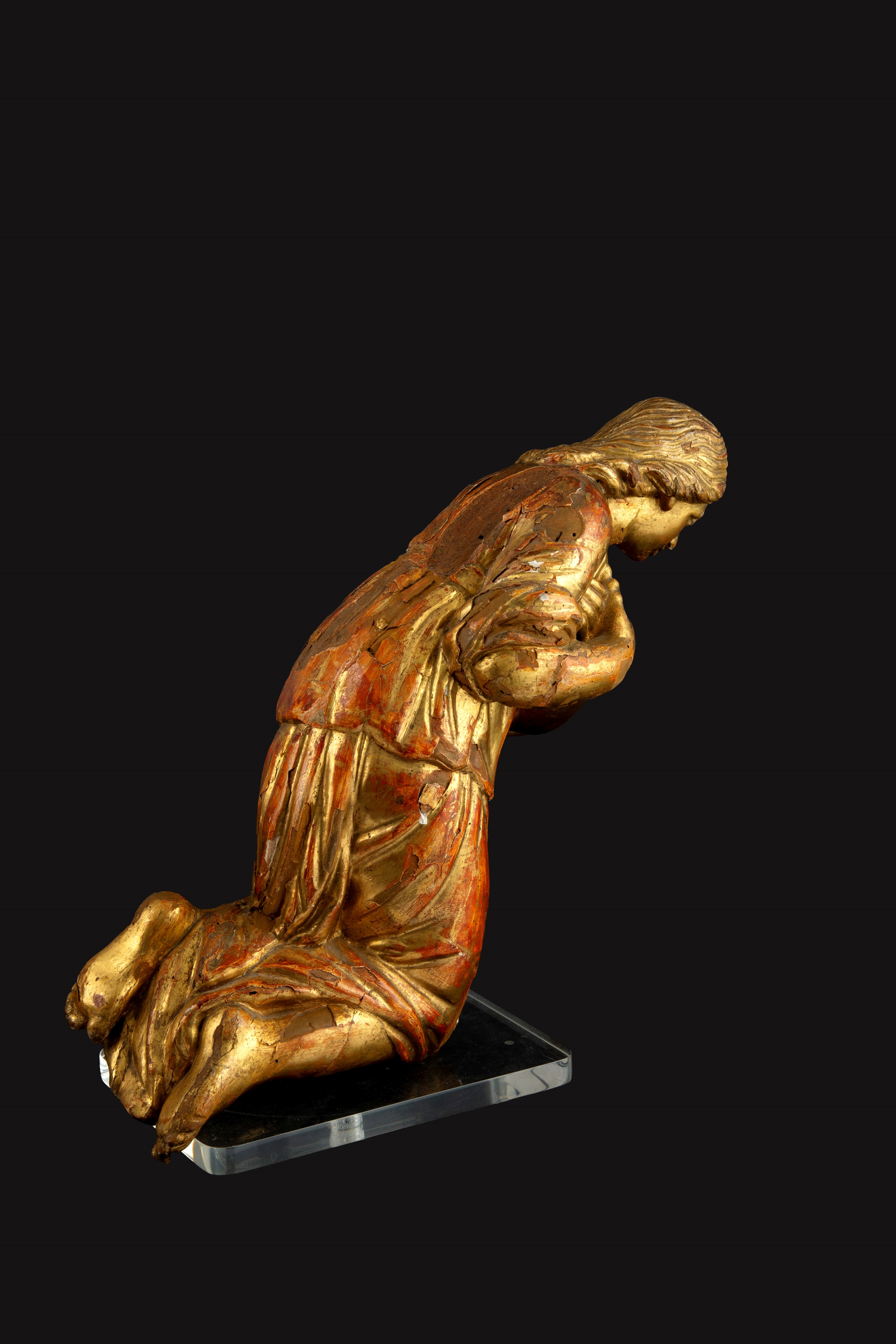 Due sculture in legno dorato, Angeli genuflessi, fine XVII secolo
