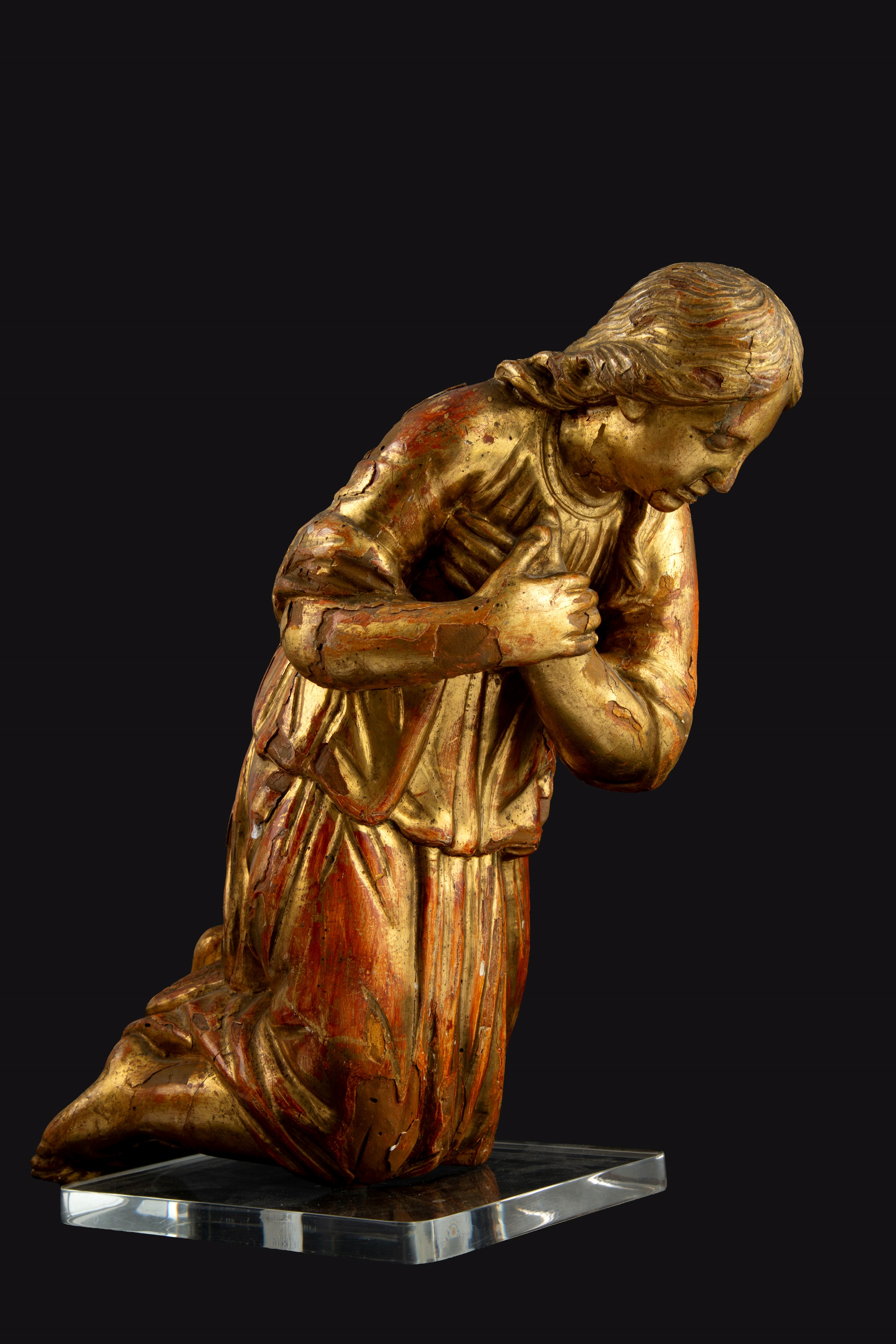 Due sculture in legno dorato, Angeli genuflessi, fine XVII secolo