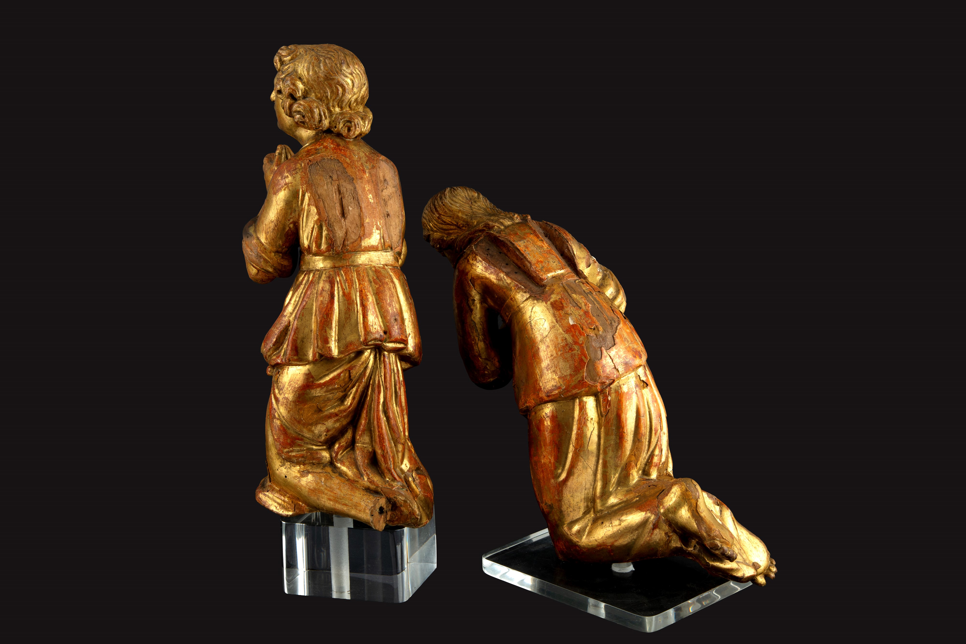 Due sculture in legno dorato, Angeli genuflessi, fine XVII secolo