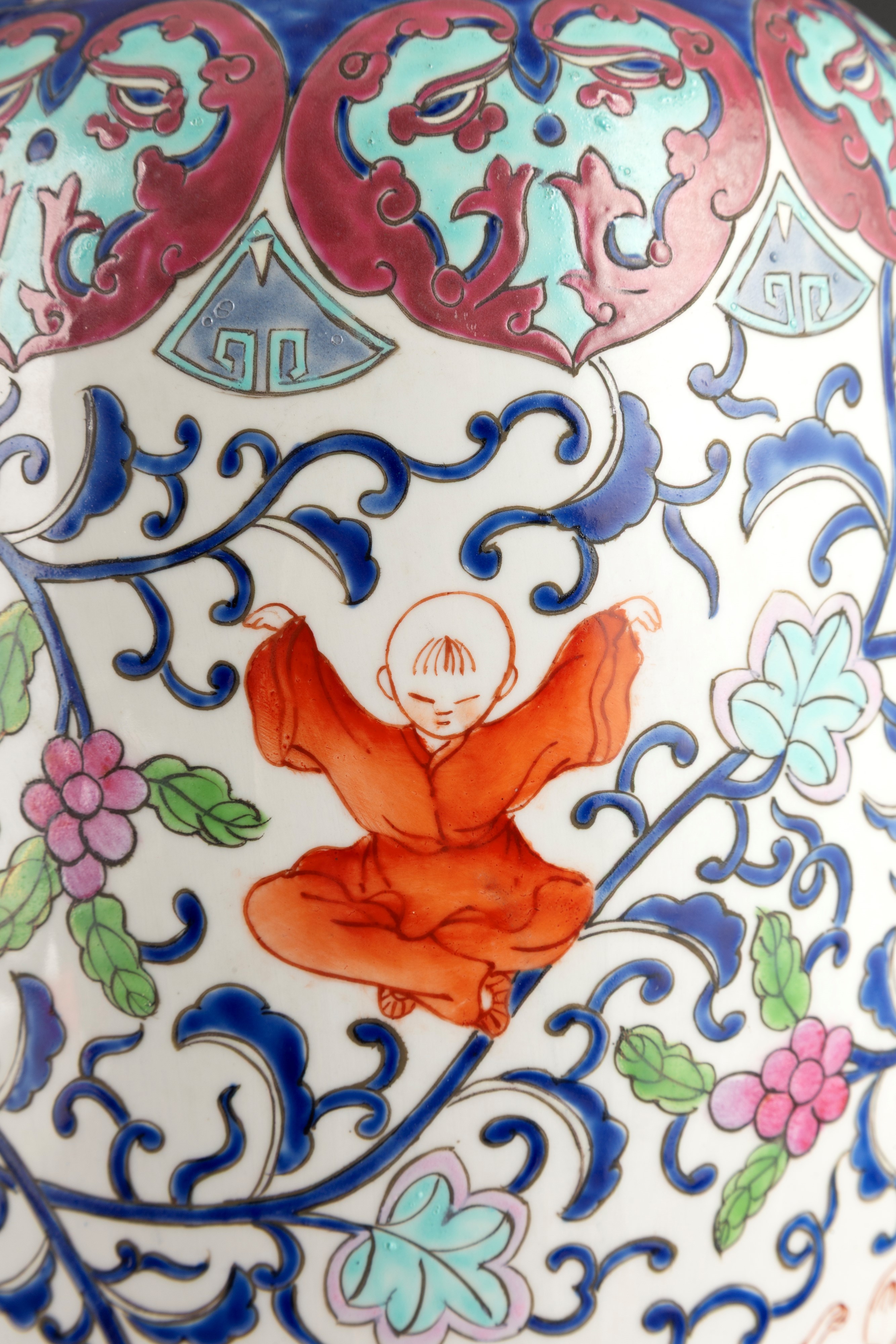 Vaso in porcellana dipinta, Cina, inizi XX secolo