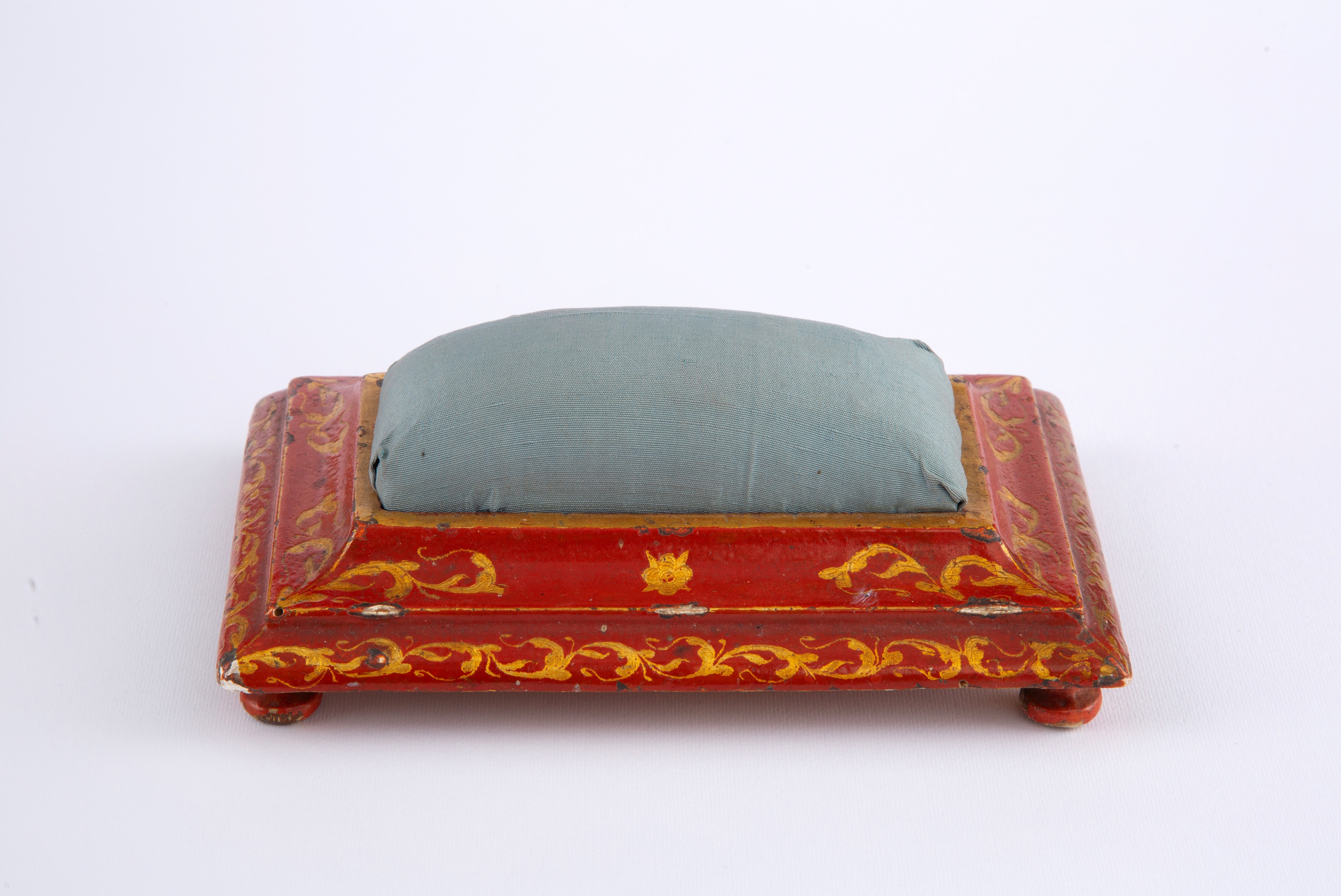Set da toilette, legno laccato rosso e dorato (Venezia), XVIII secolo