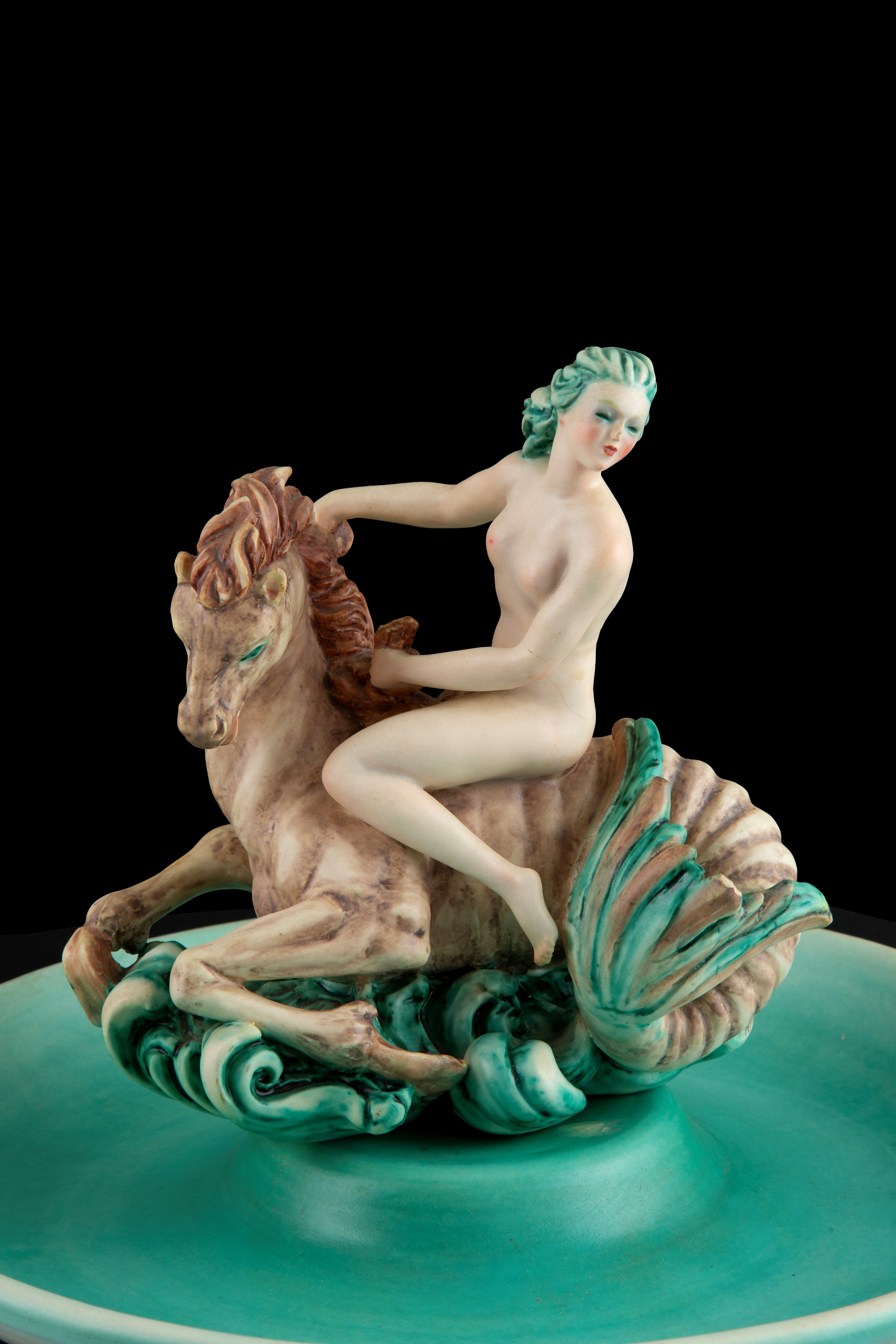 Nove di Bassano, Centrotavola con scultura raffigurante “Donna nuda a cavallo” in ceramica dipint...