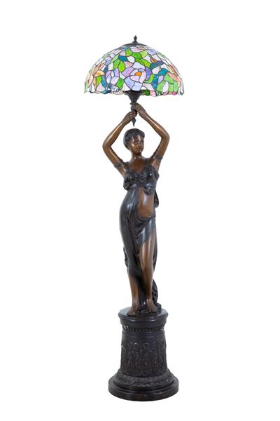 Lampada da terra a tre luci, donna stilizzata, bronzo e vetri colorati (XX secolo)