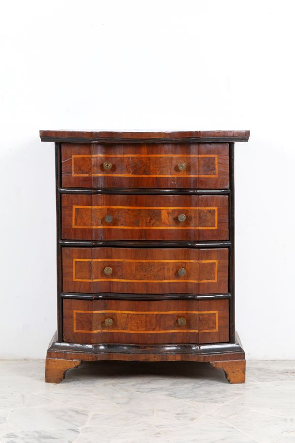 Double-stepped cabinet