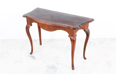 Consolle, legno di noce, piano sagomato e gambe mosse (Nord Italia), XVIII secolo