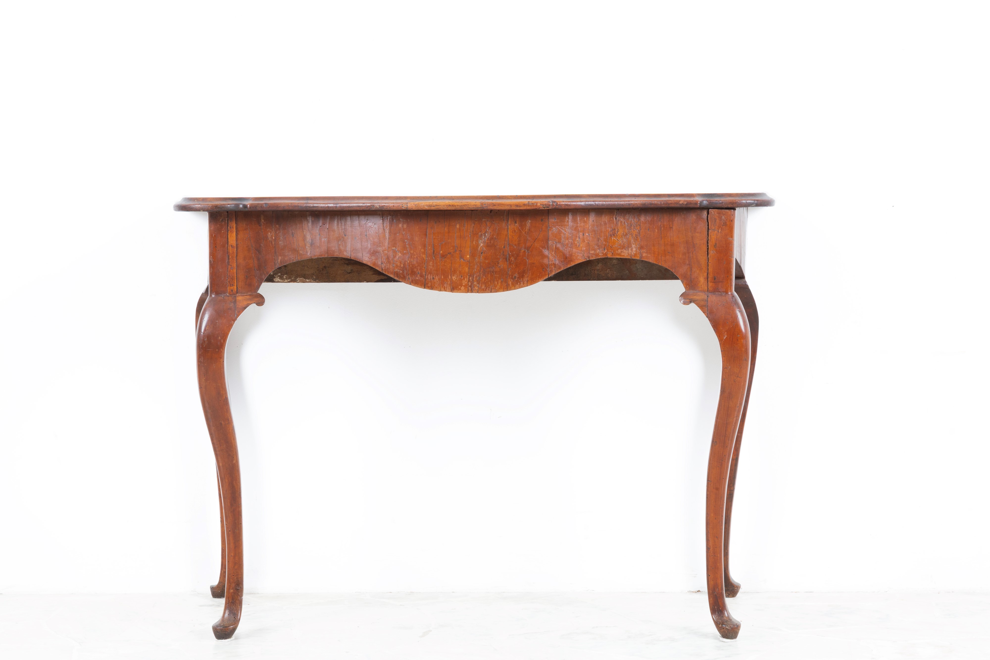 Consolle, legno di noce, piano sagomato e gambe mosse (Nord Italia), XVIII secolo