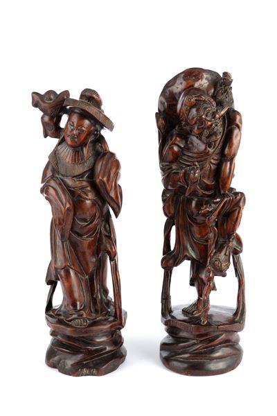 Due sculture lignee scolpite e intagliate raffiguranti personaggi orientali, Cina