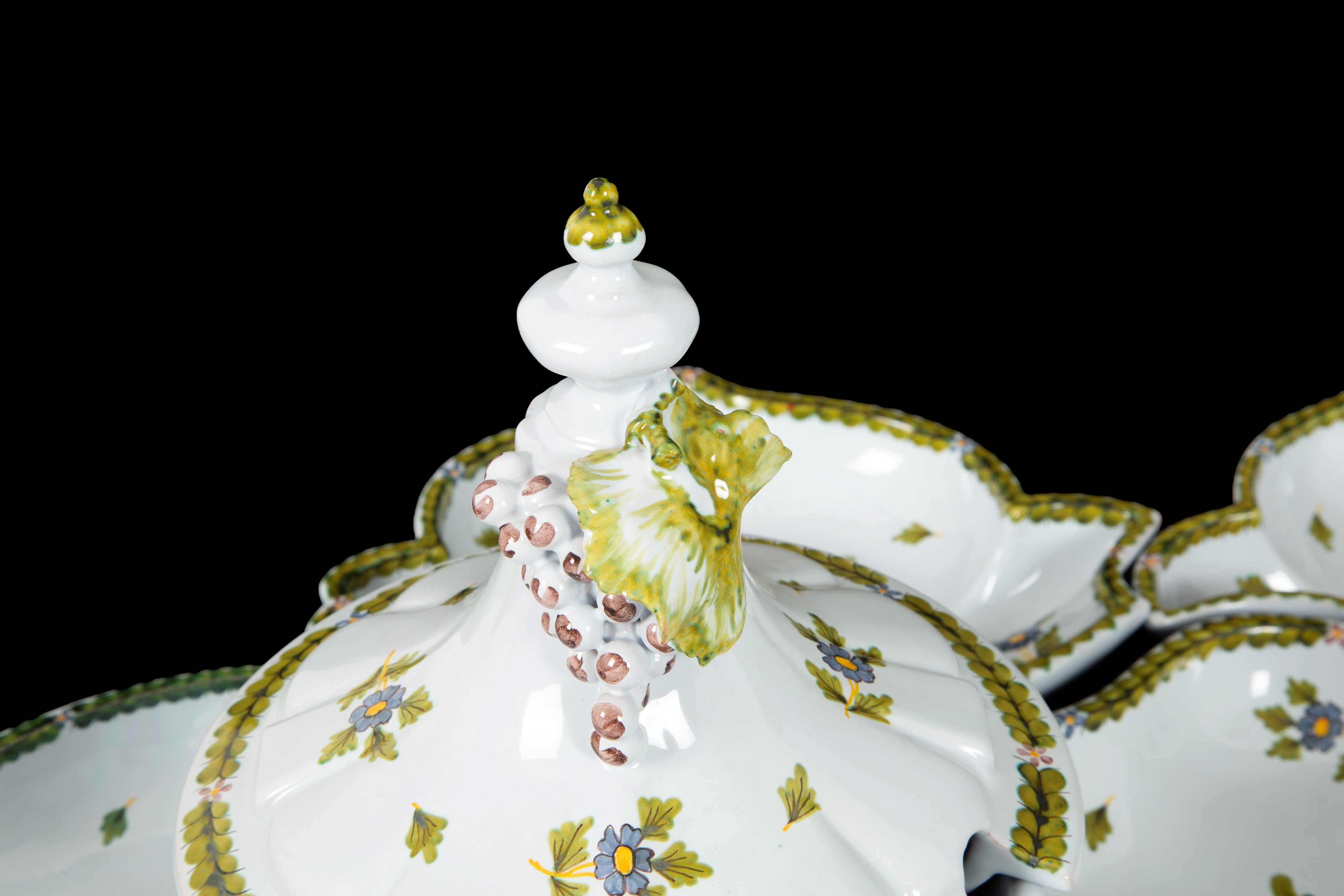 NOVE DI BASSANO, Servizio da tavola in ceramica invetriata e smaltata